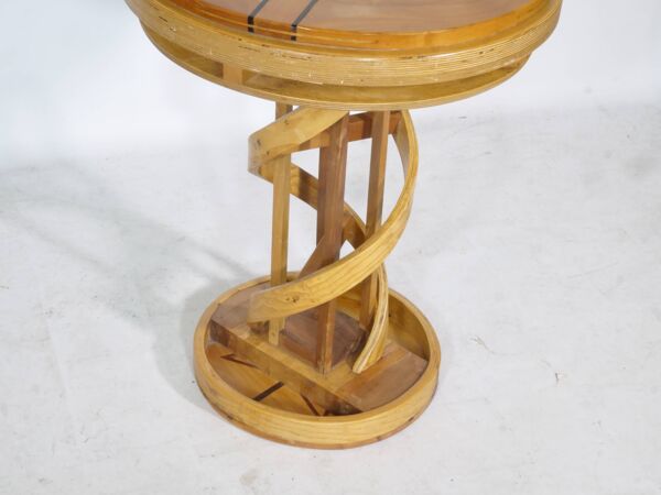 Table d'appoint en bois massif Design en bois de cerisier ADN hélicoïdal Pièce unique, années 1980