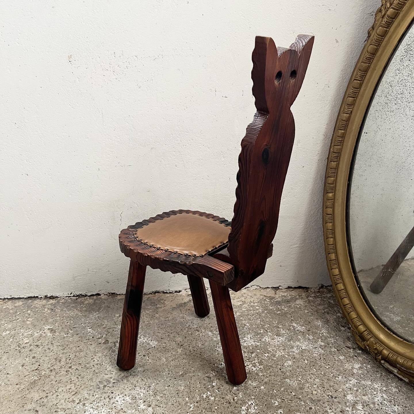 Folding tripod stool with cat back