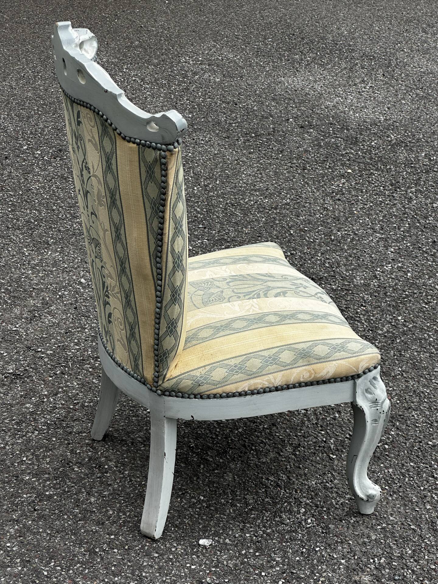 Chauffeuse de style Louis XV avec repose-pieds assorti – XXe siècle