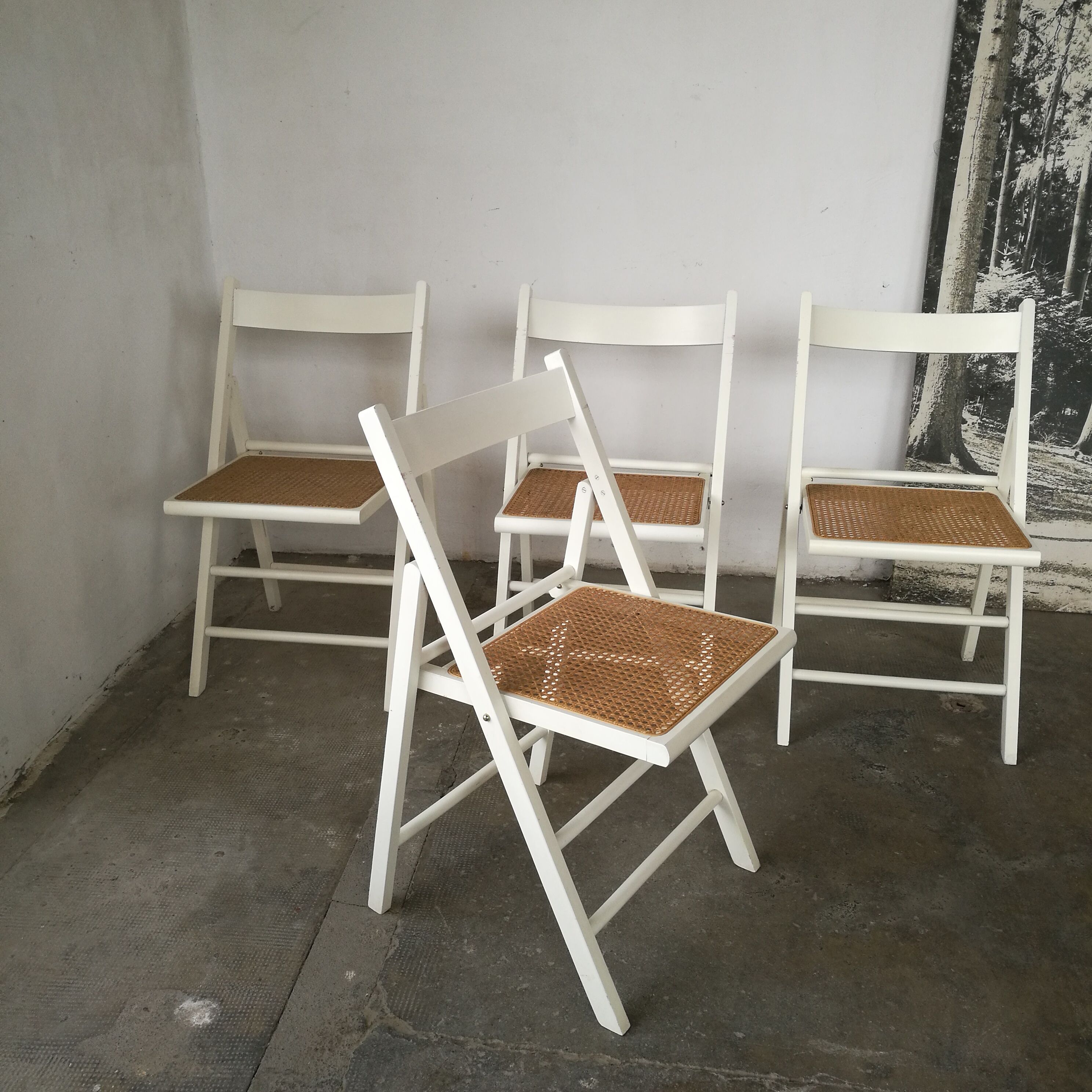 Set of 4 folding chairs, can.