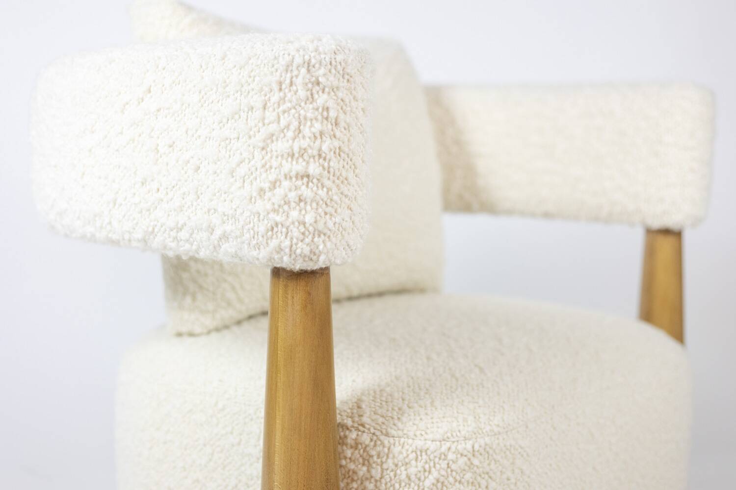 Pair of “bean” shaped armchairs, in blond beech. Contemporary work.