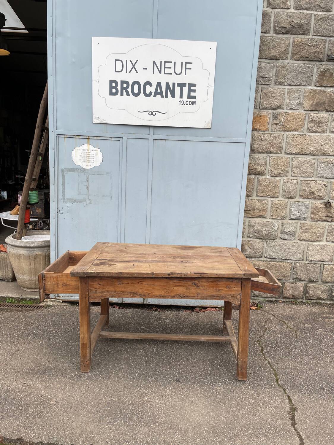 Petit table de ferme avec deux tiroirs