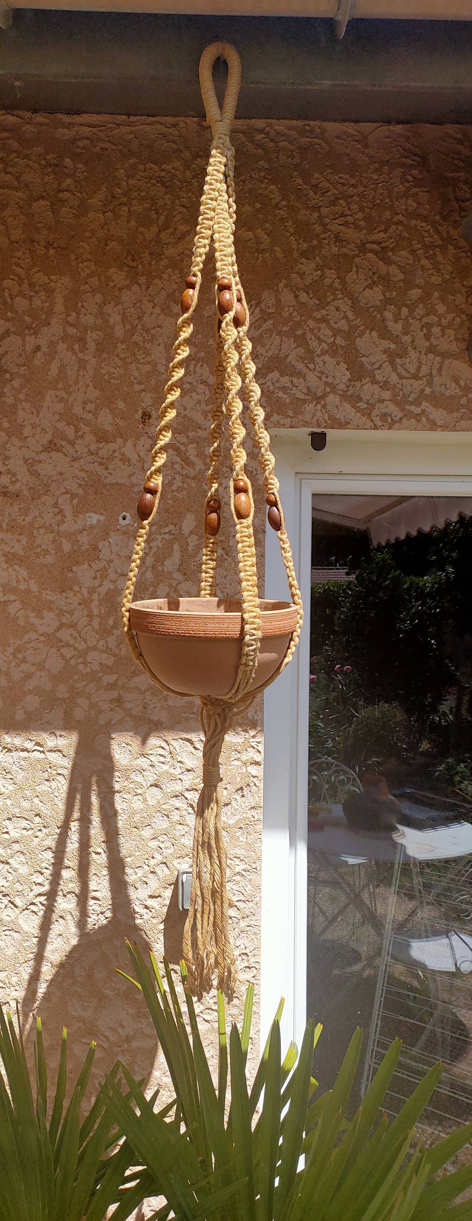 Suspension in macramé