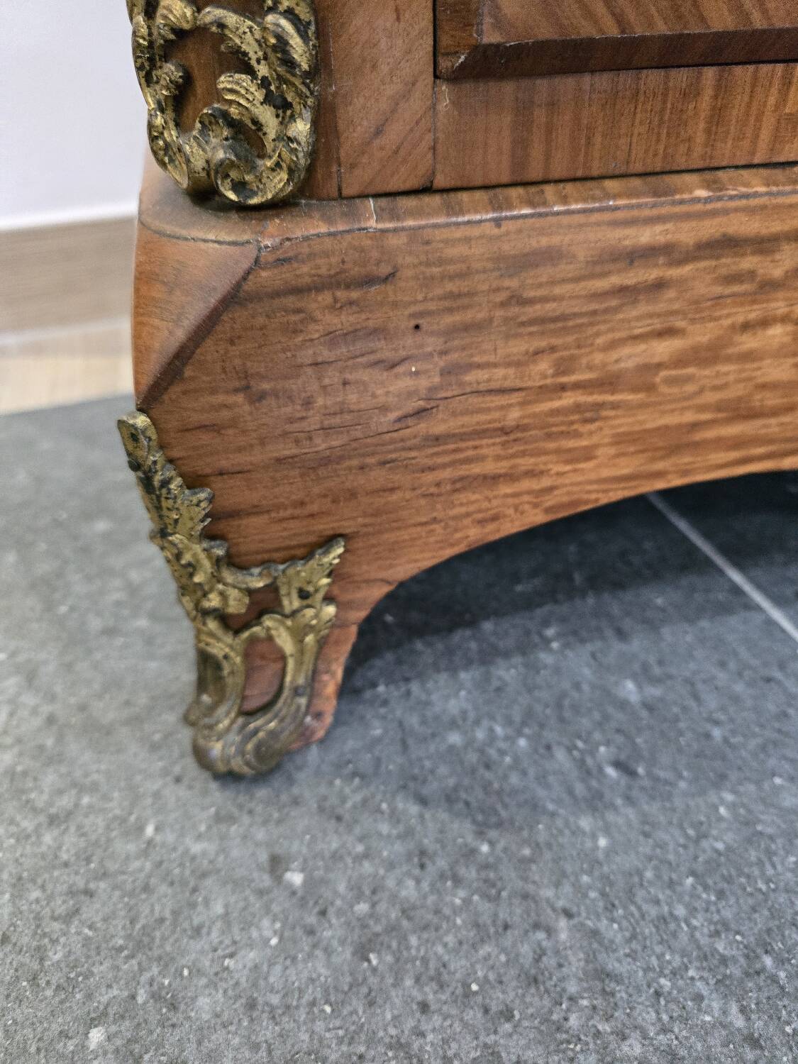 Louis XV chest of drawers in marquetry and gilded bronze - Marble top