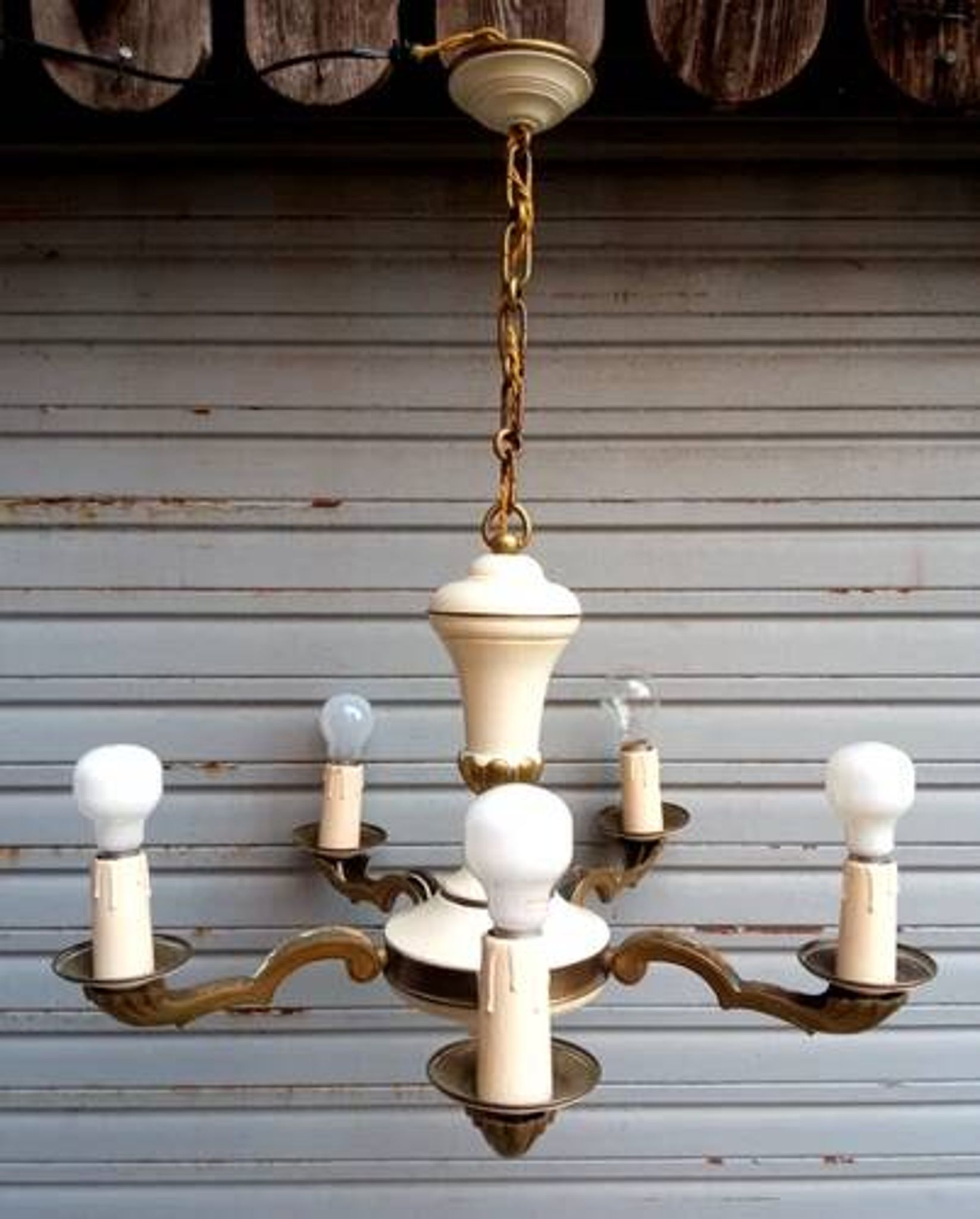 Rare chandelier with 5 lights in bronze and lacquered brass - Circa 1940 - in working condition.