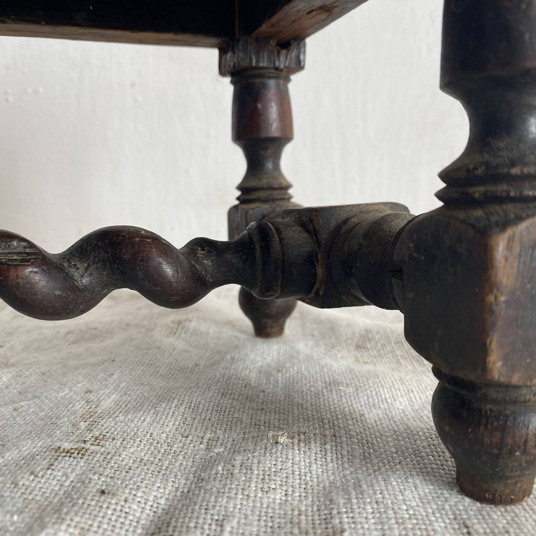 Tabouret bas ancien brodeuse en bois tourné