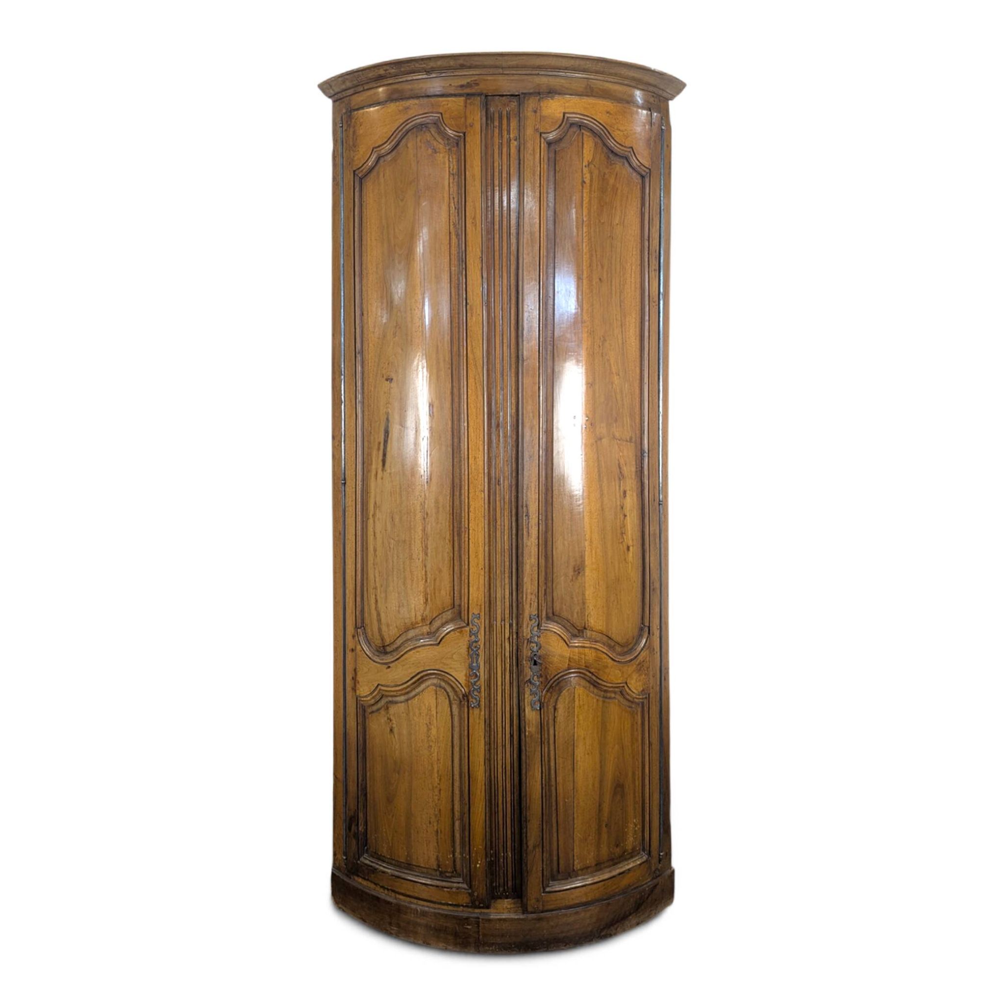 Corner cabinet in fine walnut, late 18th century.