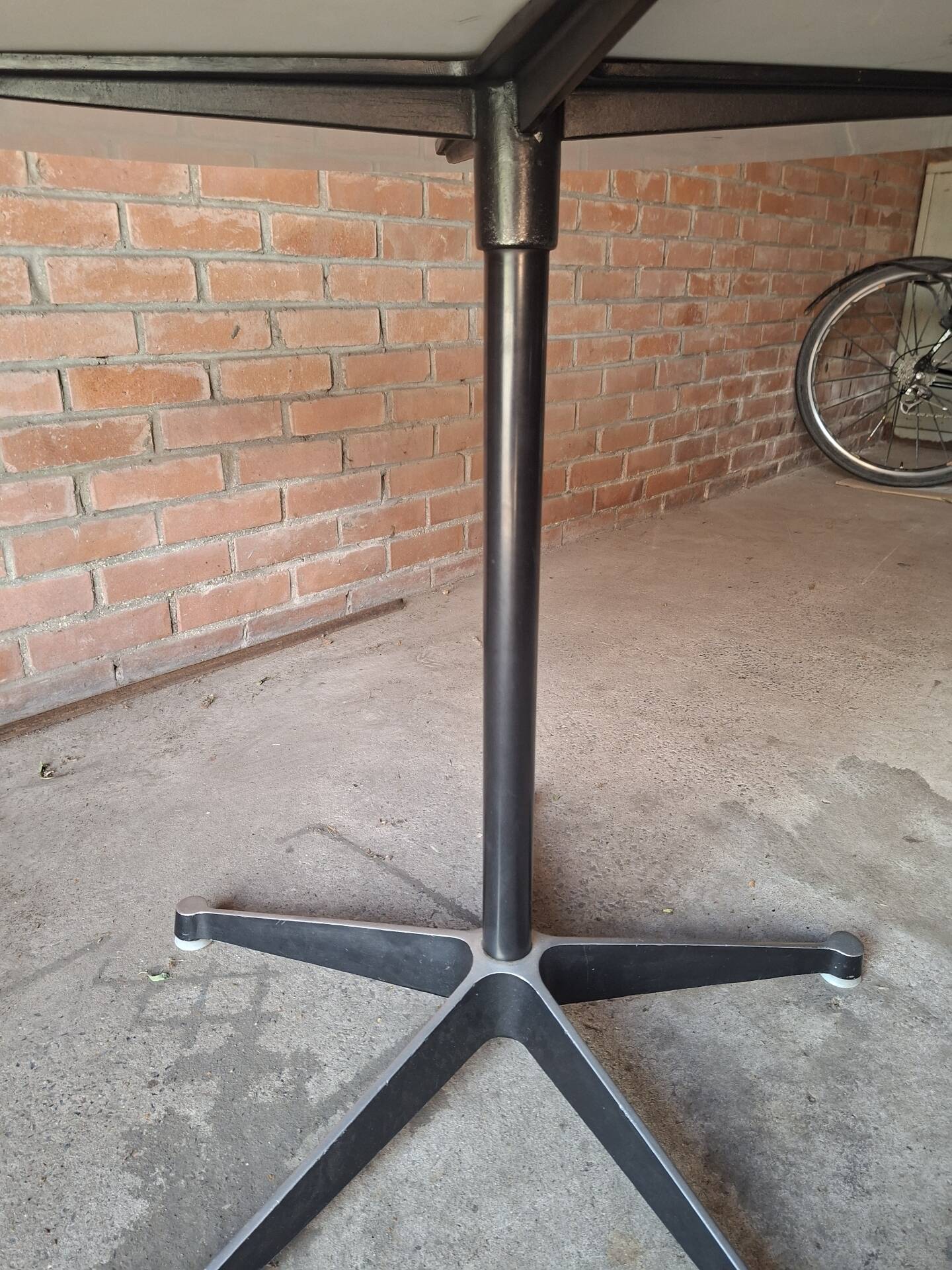 Table Eames 650