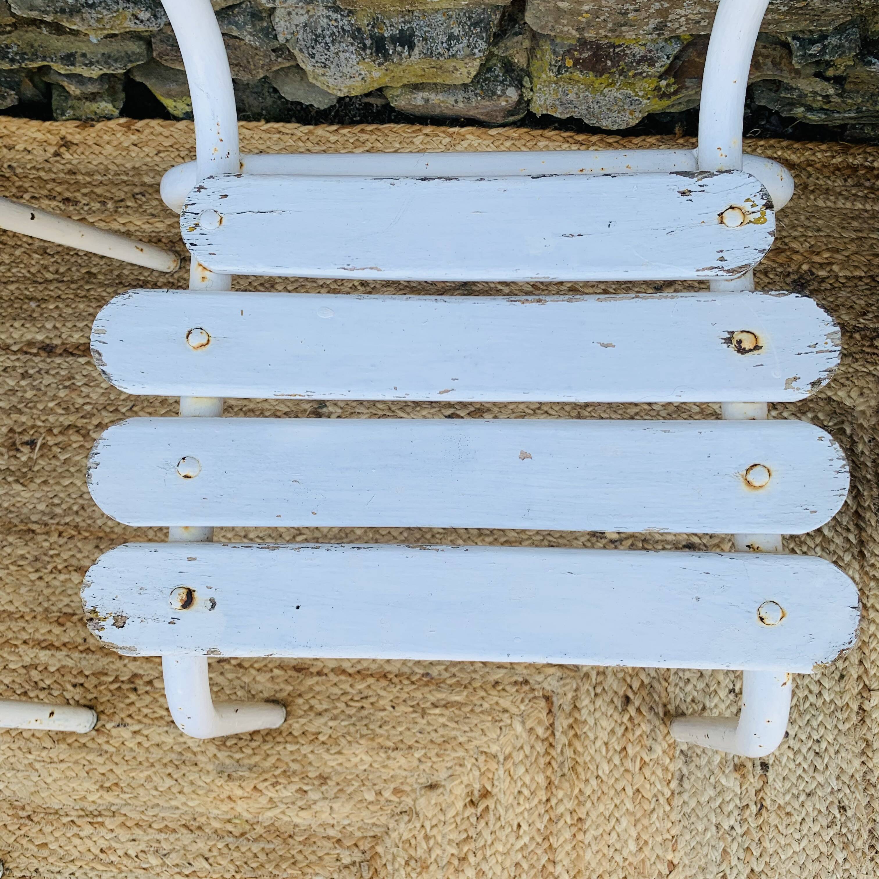 Set of 5 white wooden chairs