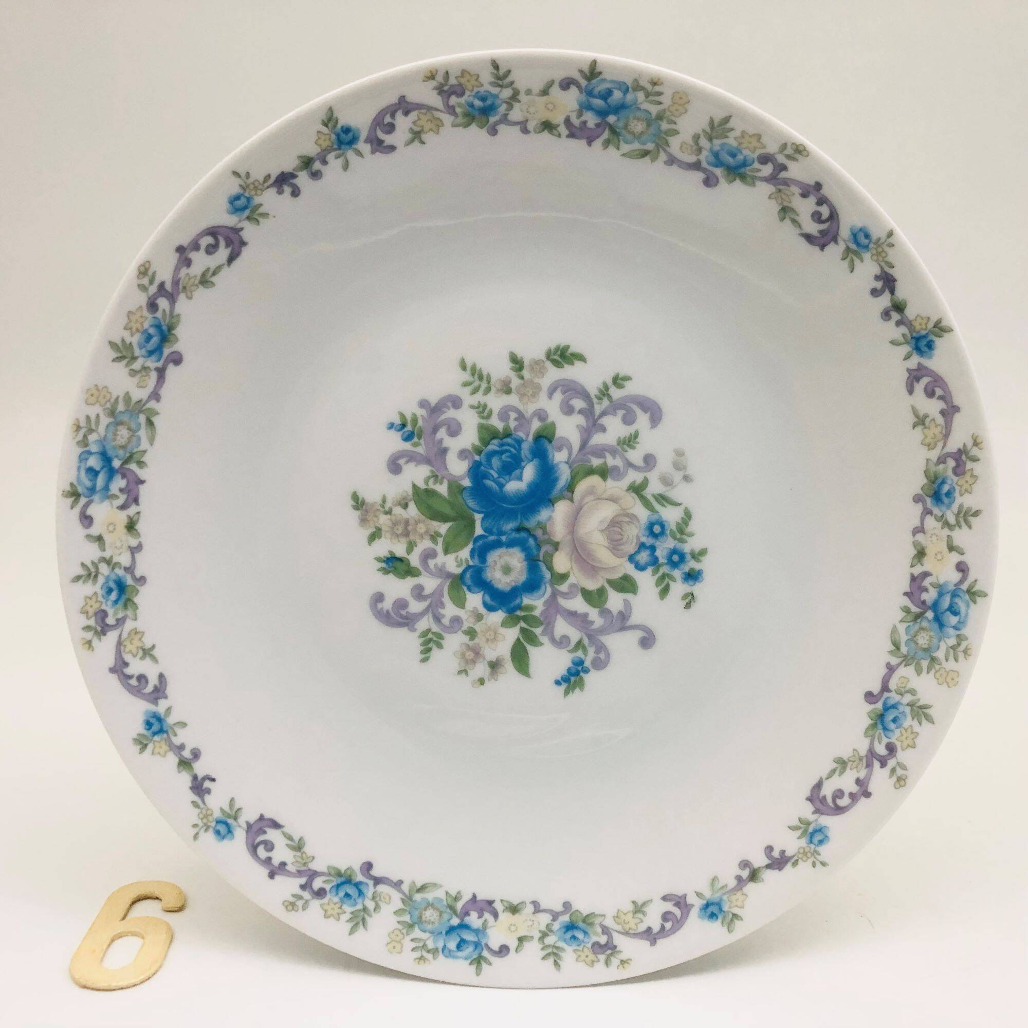 Dessert service Porcelain art, gold cup of good French taste