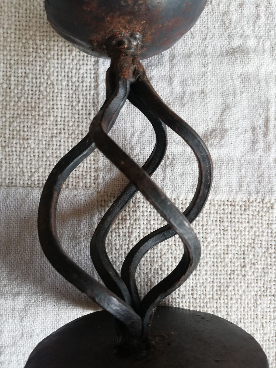 Rusty twisted candle holder for round candles