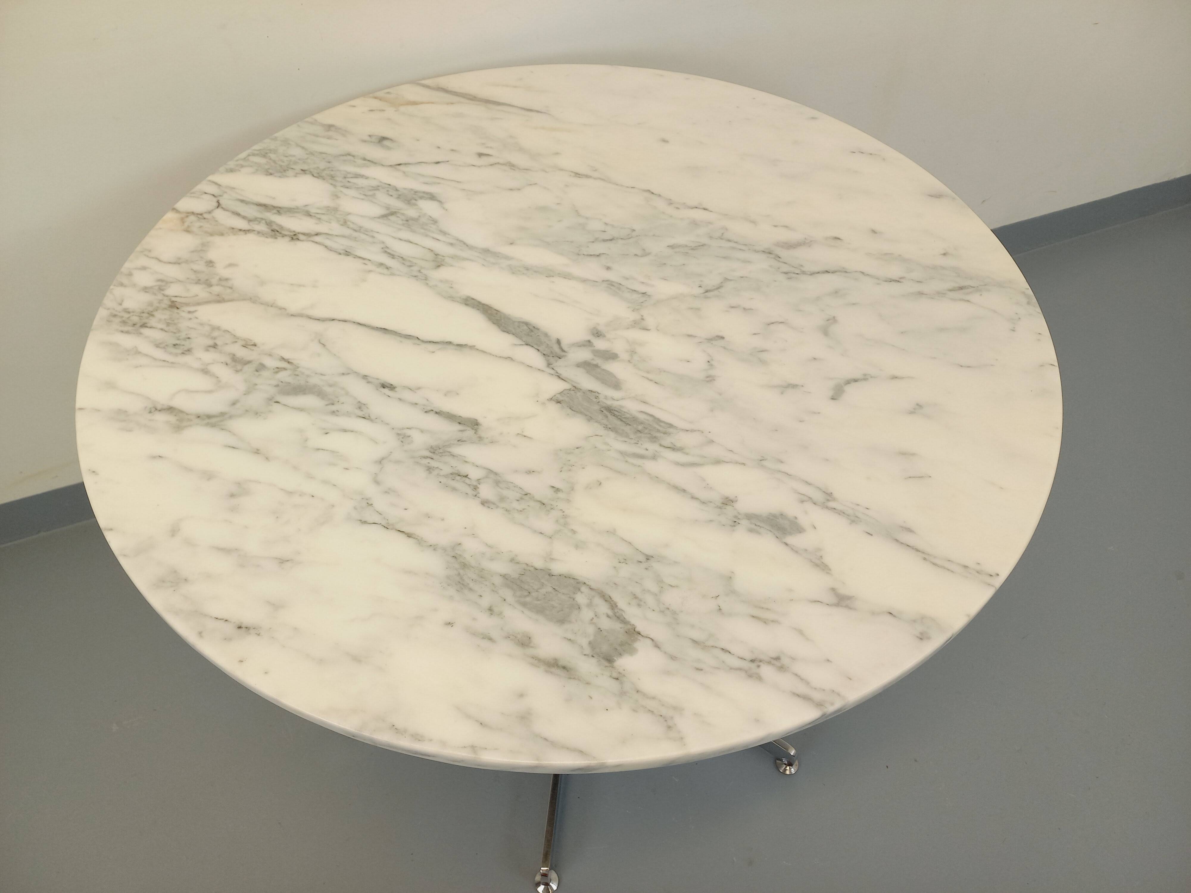 Vintage round dining table in white marble and chrome metal from the 1970s.