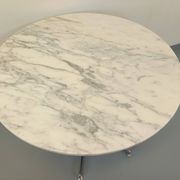 Vintage round dining table in white marble and chrome metal from the 1970s.