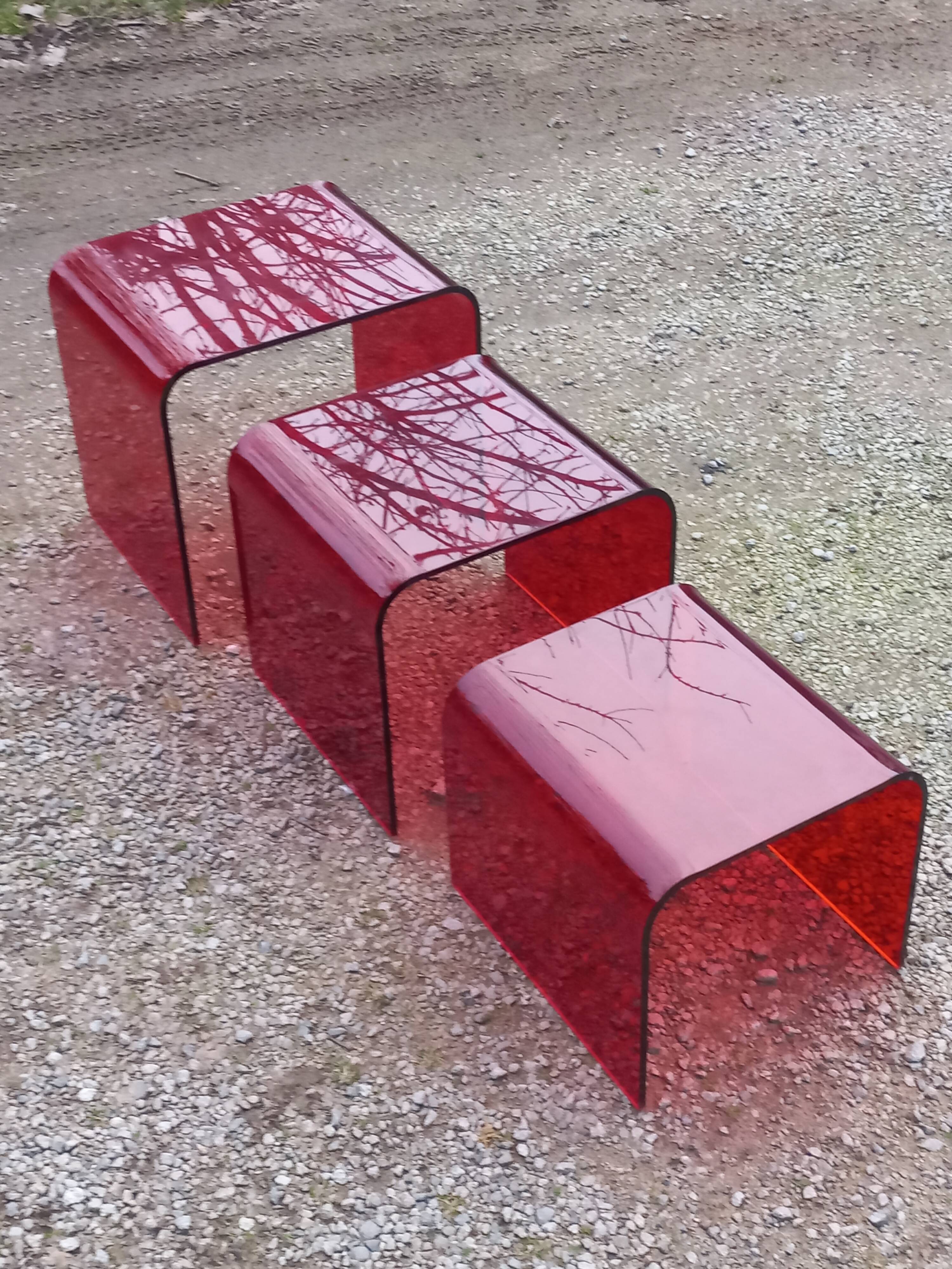 Set of 3 nesting tables in red plexiglass from the 70-80s