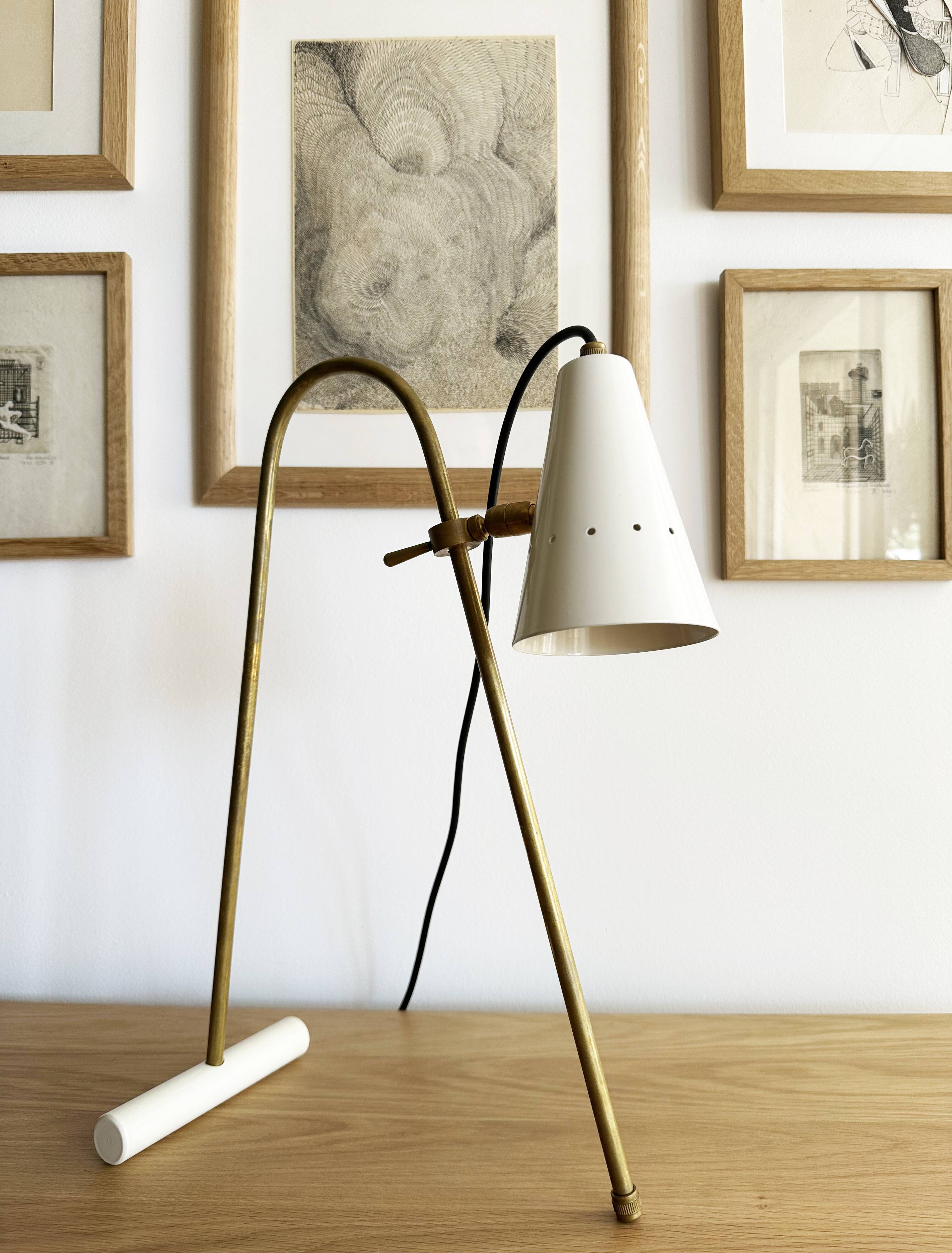 Large Italian table lamp in brass design from the 50s