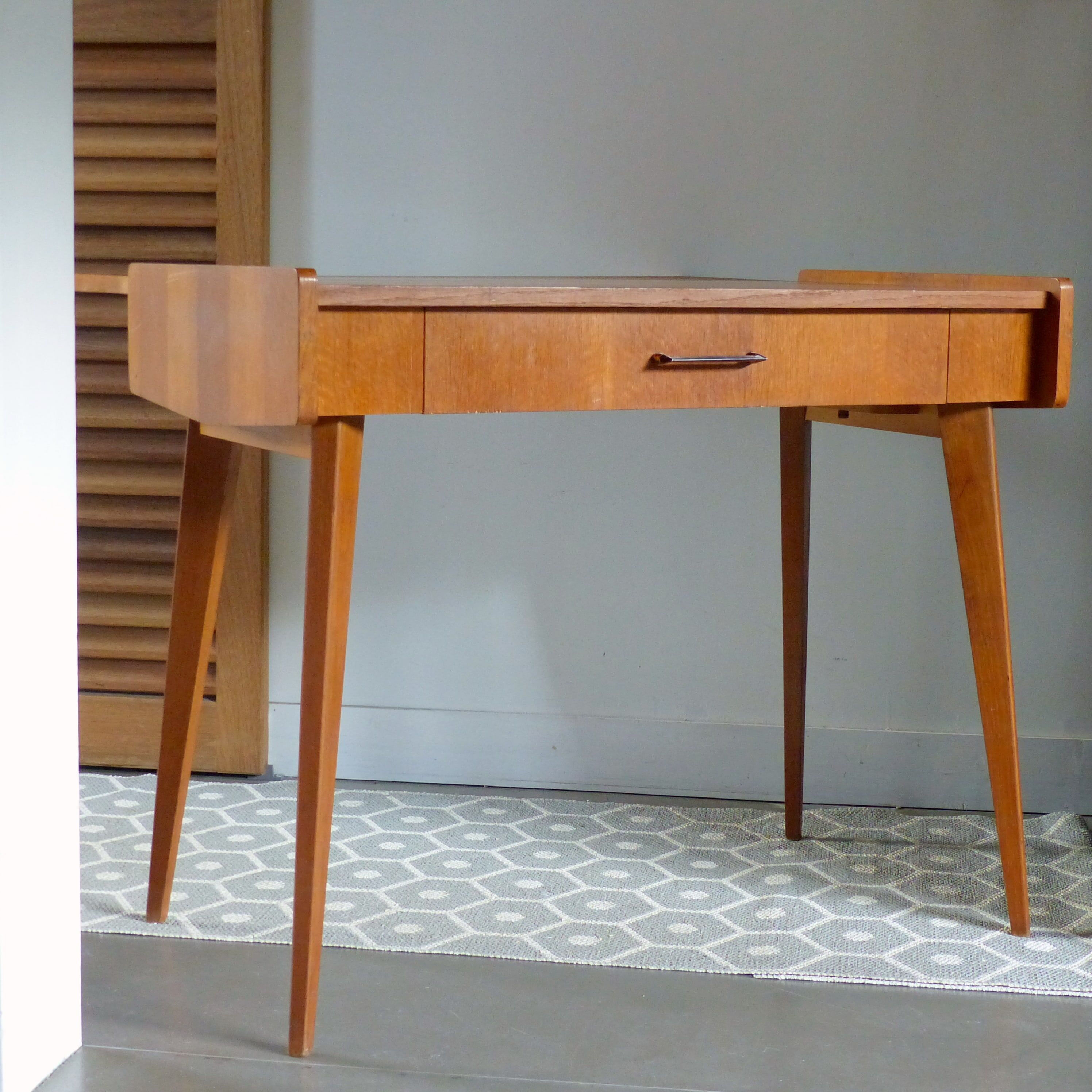 Bureau moderniste à pieds compas