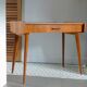 Bureau moderniste à pieds compas