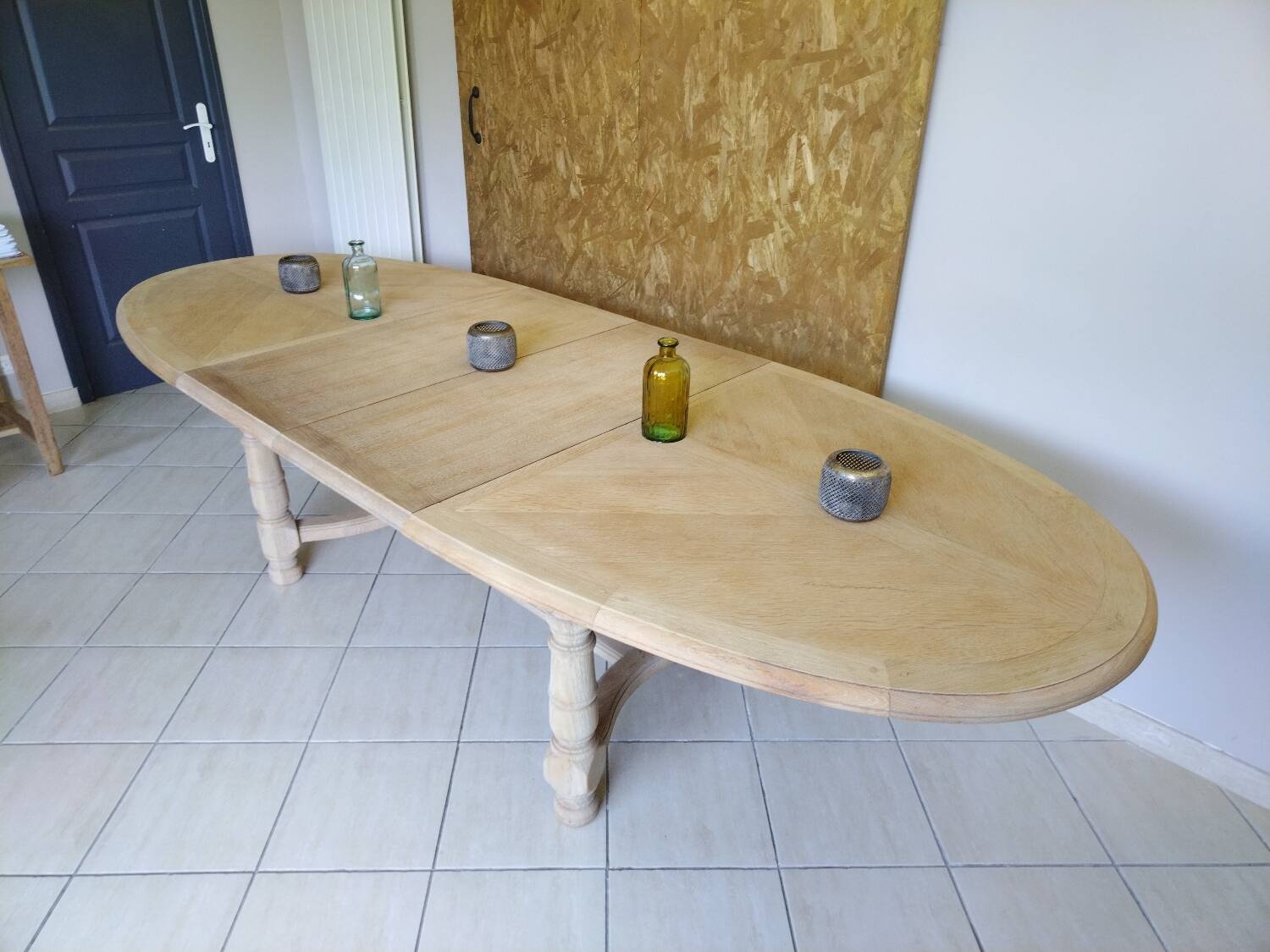 Extendable oval table in renovated solid oak