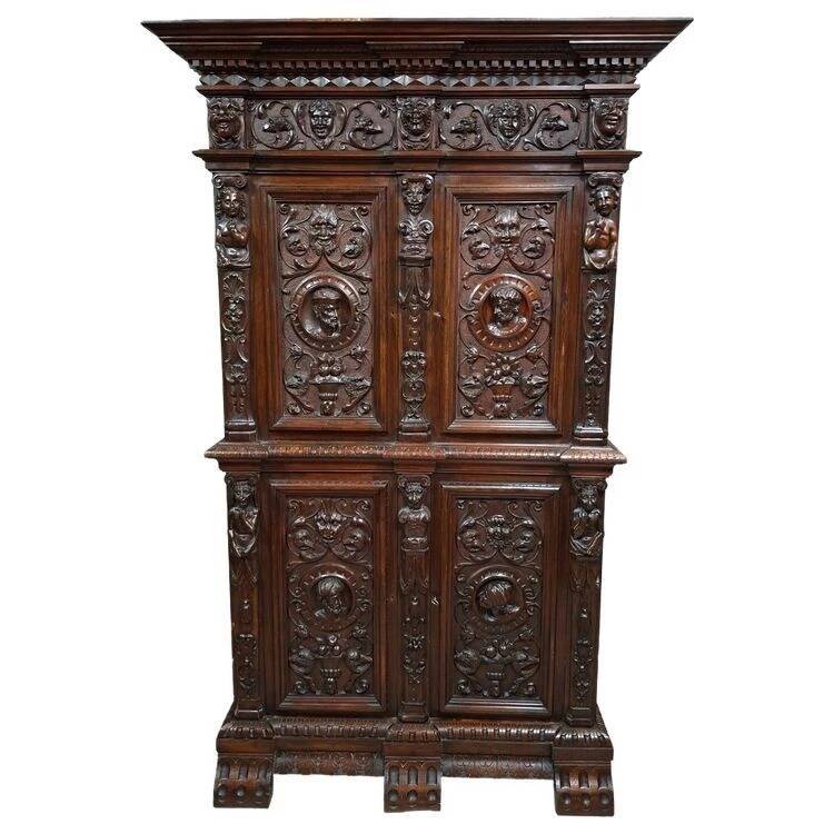 Cabinet d’apparat en bois richement sculpté dans le goût Renaissance