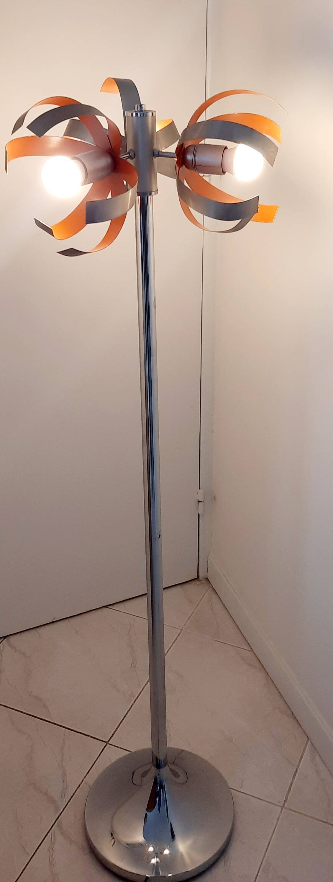 Oxar Space Age floor lamp with light flowers from the 70s.