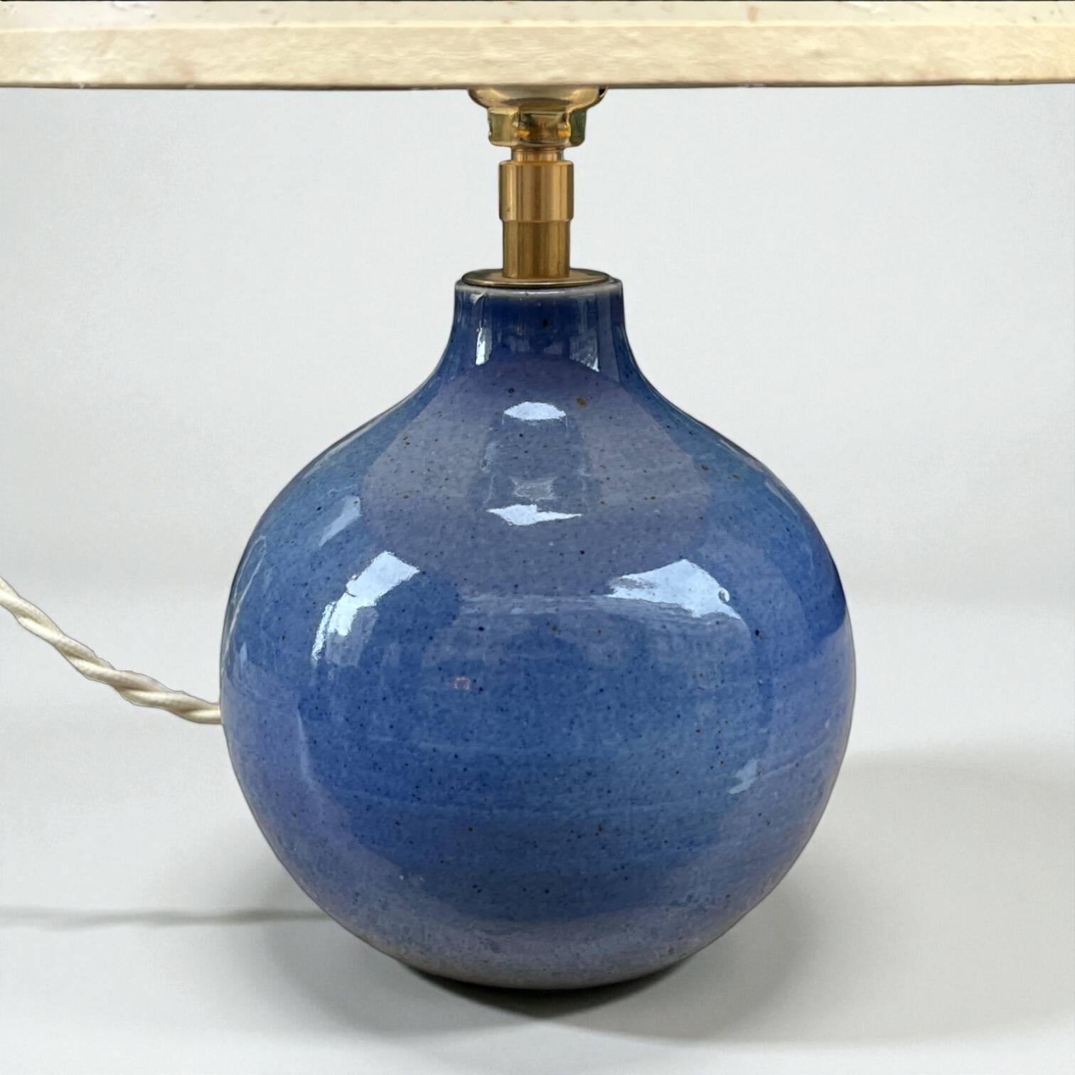 Lampe vintage en grès céramique bleu lavande - abat-jour fleurs séchées