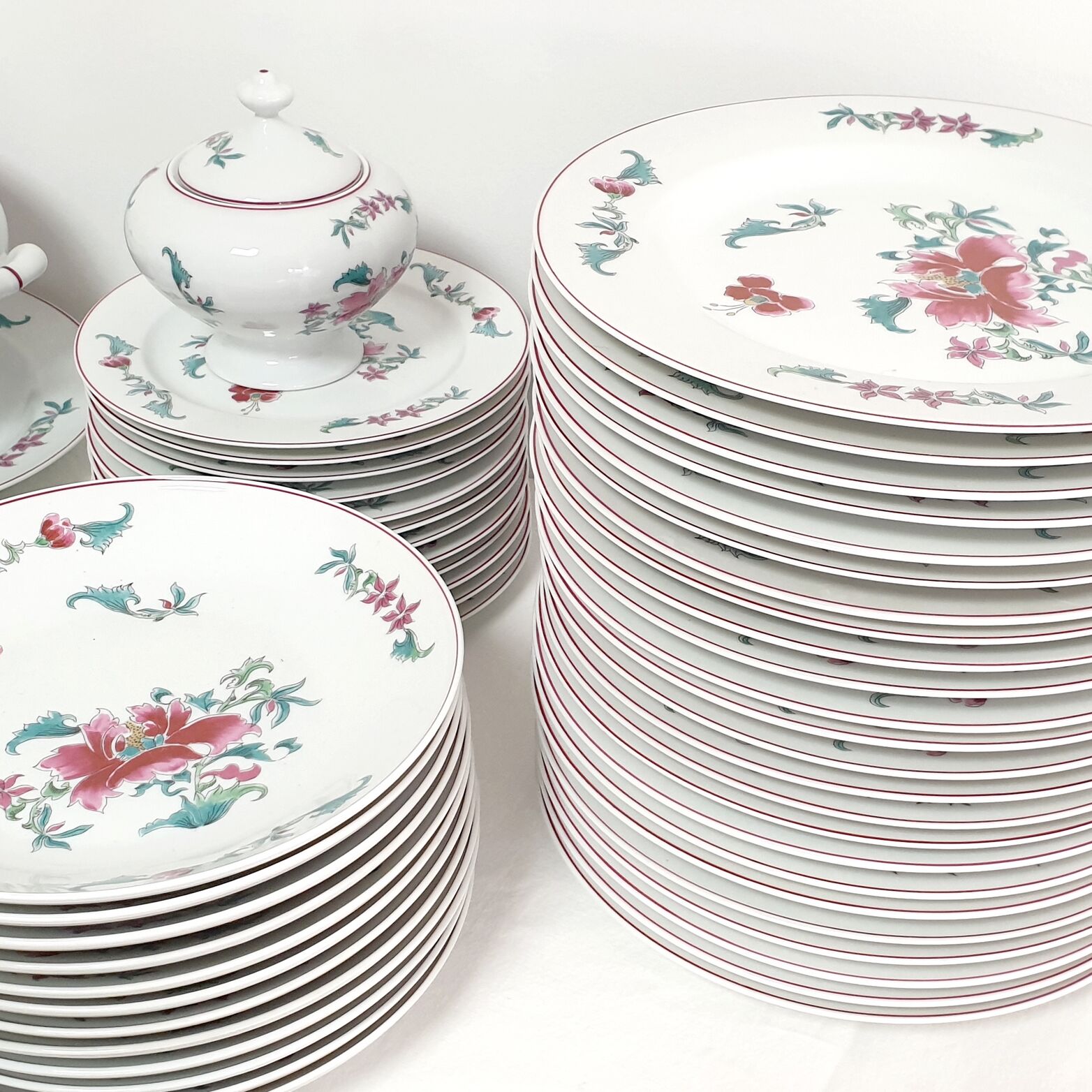 Limoges Bernardaud "Lhasa" porcelain table service 82 pieces