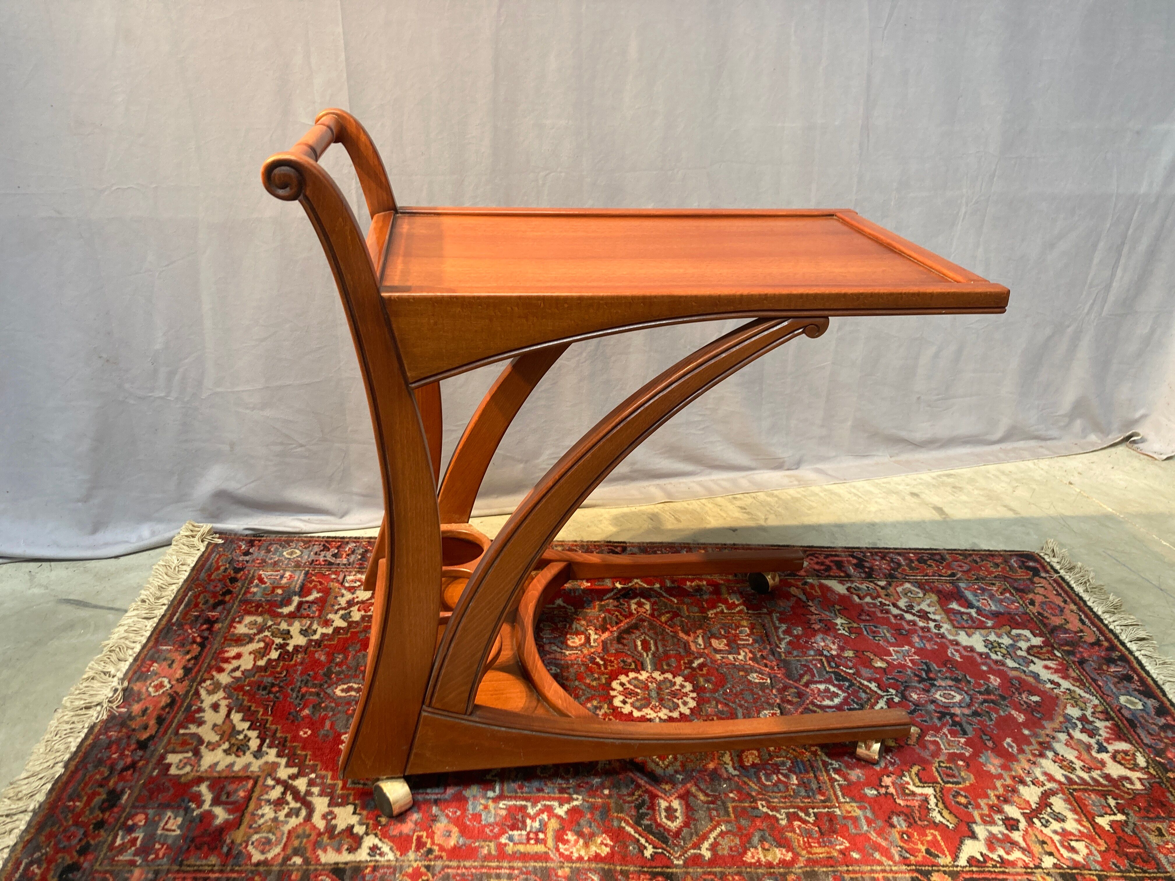 Desserte bar en bois sur roulettes