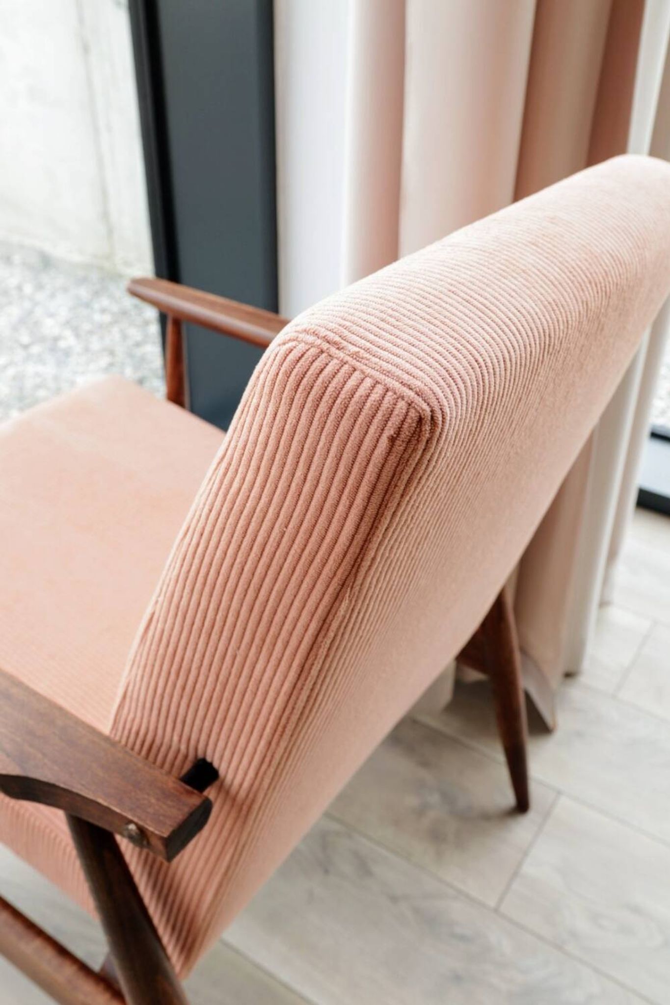 Vintage armchair velours côtelé flaming rosé 1970 design by H.Lis