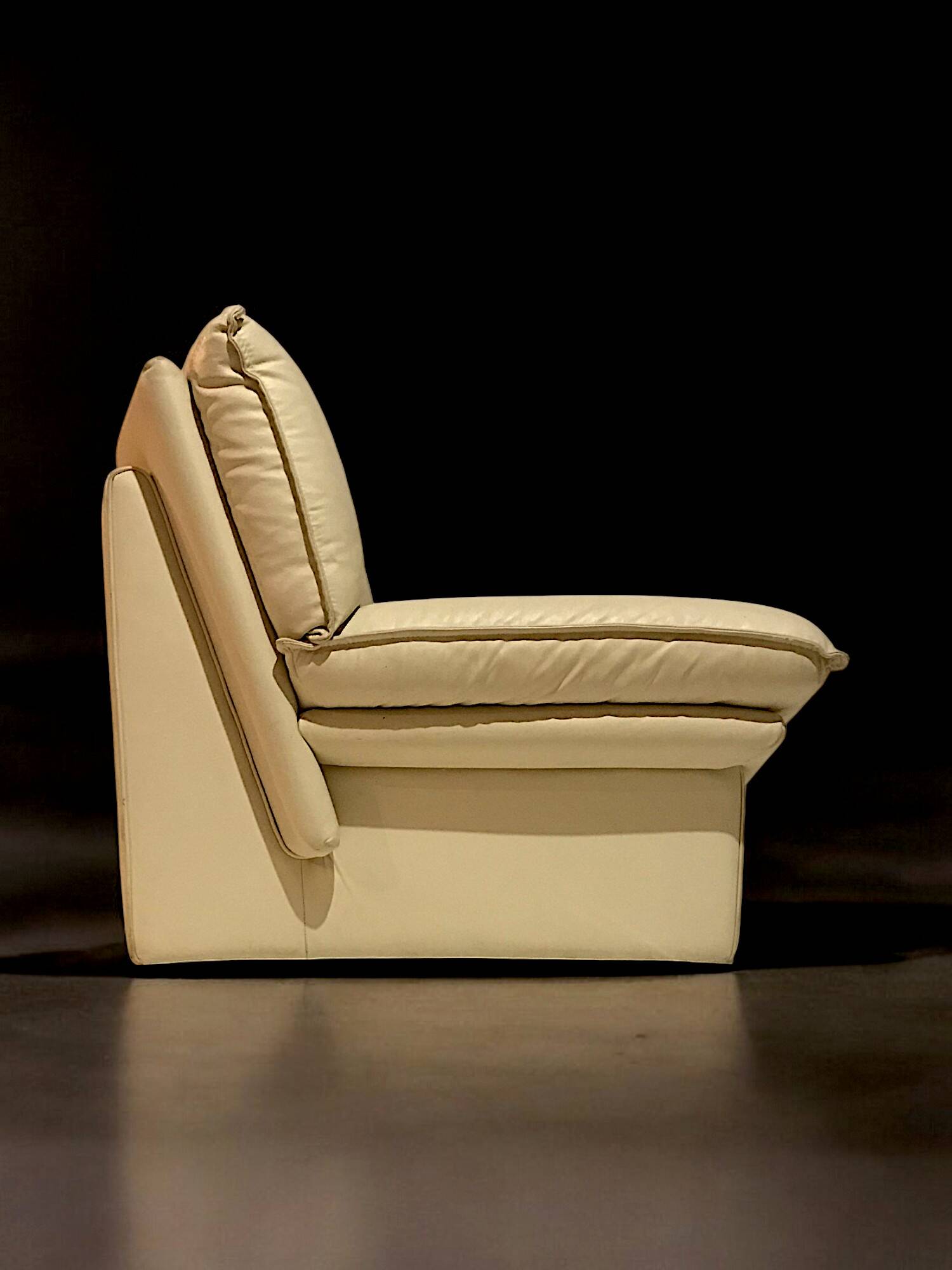 Giuseppe Nicoletti - Pair of “Ambassador” armchairs in cream leather - c 1980