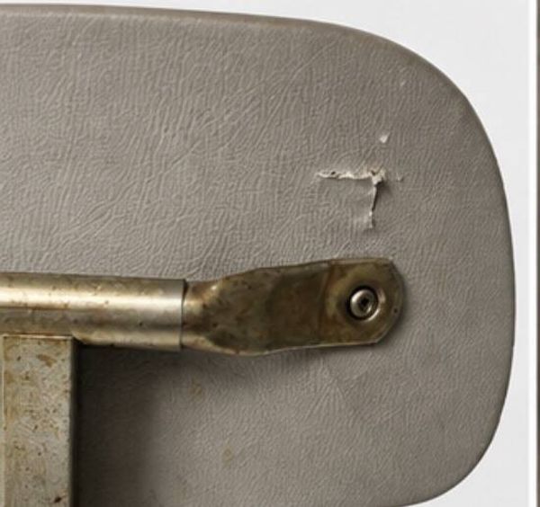 Chaise d’atelier vintage réglable en métal patiné et skaï gris