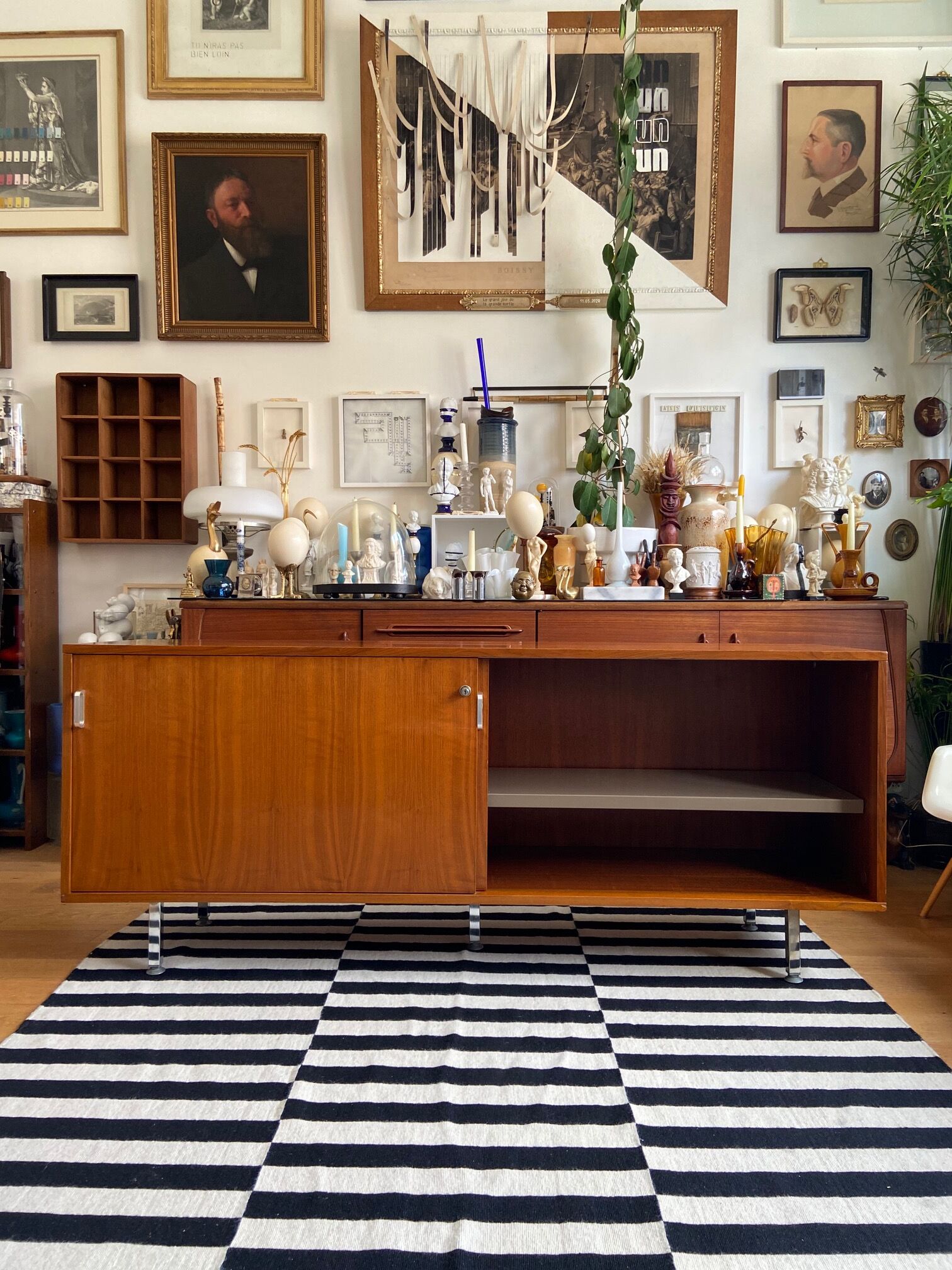 Teak veneer sideboard 80's