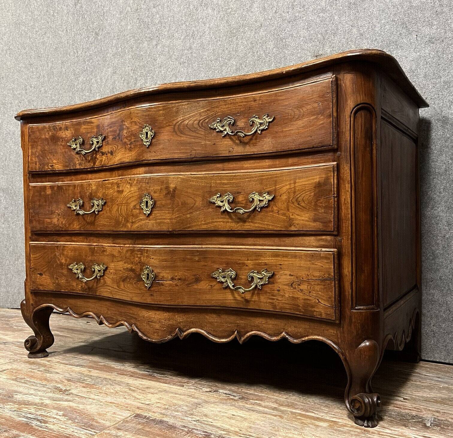Curved Louis XV period chest of drawers in solid elm mid-18th century