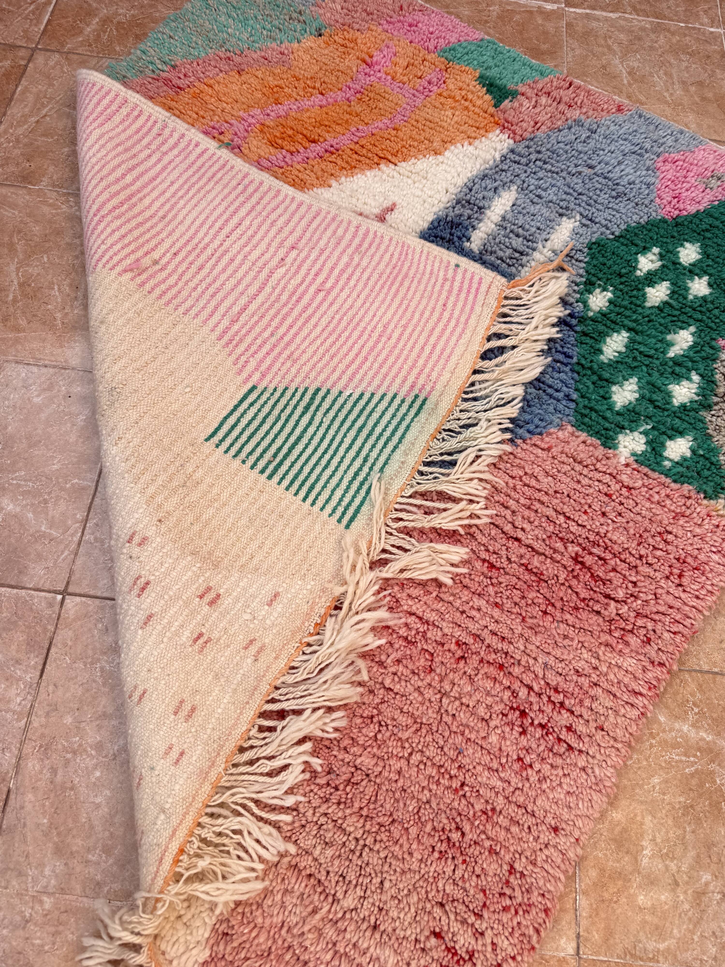 Handmade Azilal Berber rug: Moroccan rug made from sheep wool.