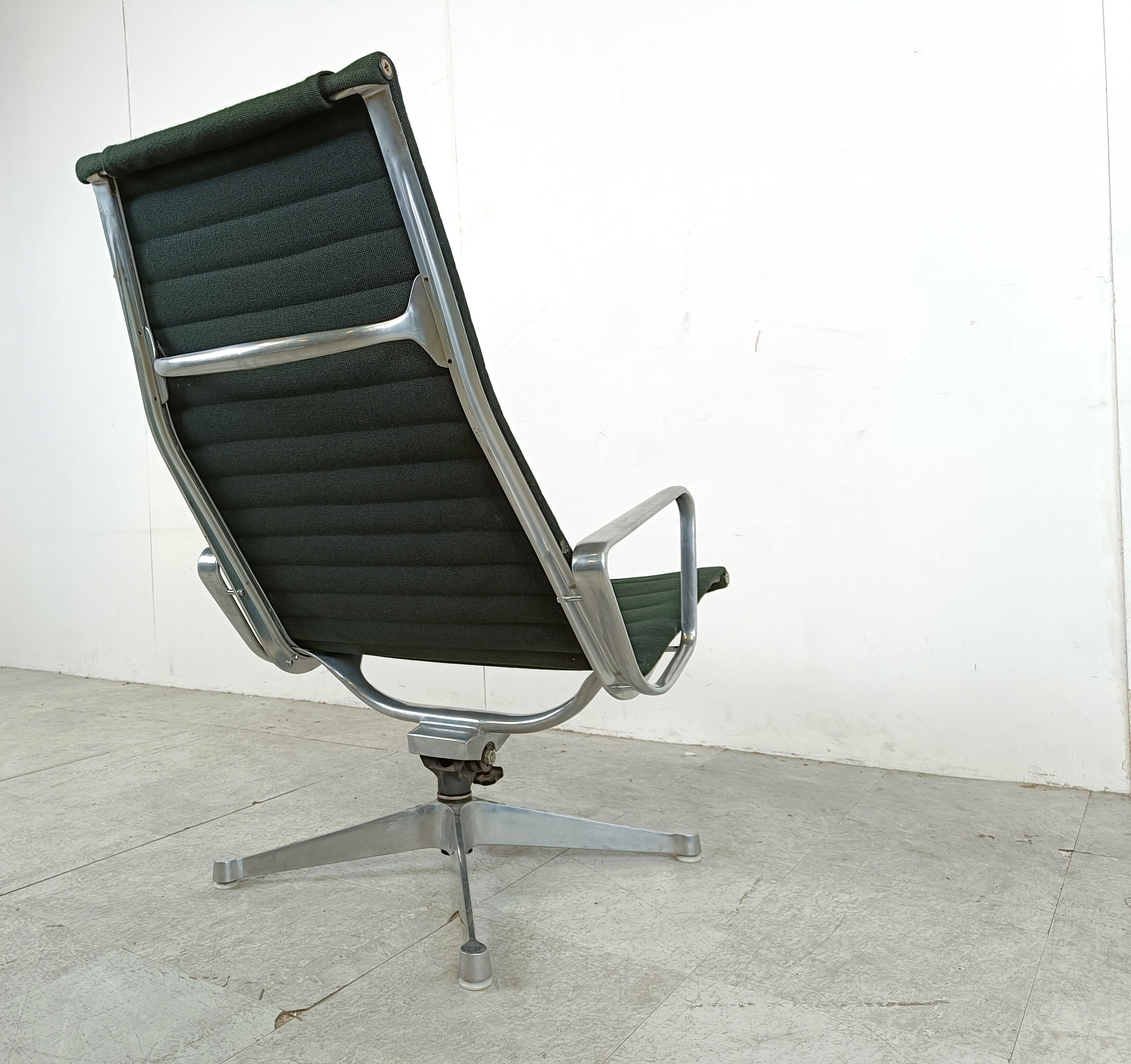 Fauteuil lounge Charles & Ray Eames EA124 en tissu noir, années 1970