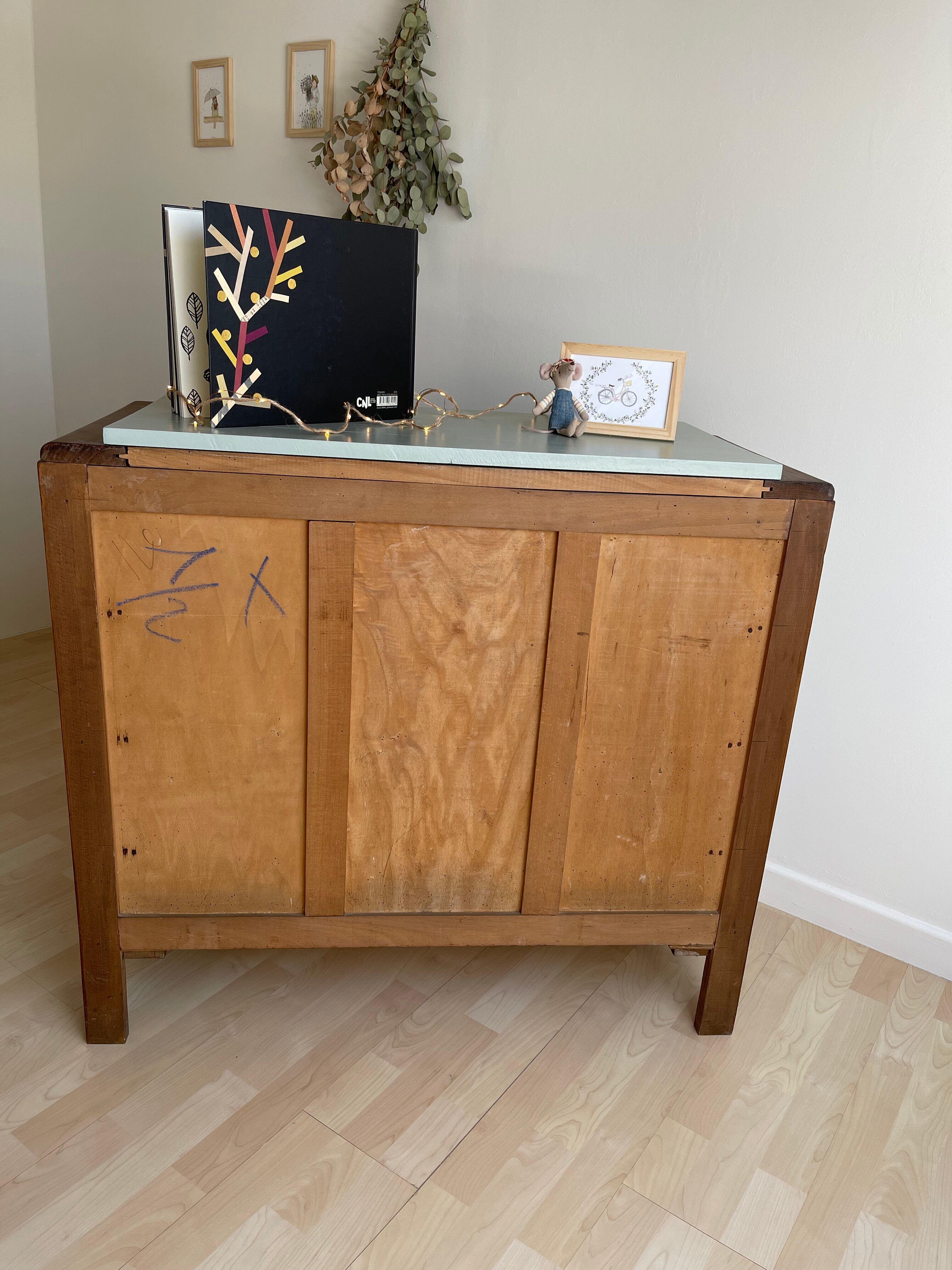 Commode vert pâle