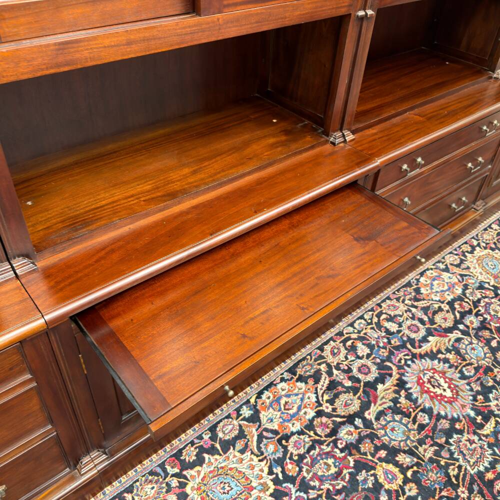 Bibliothèque classique en bois avec vitrine