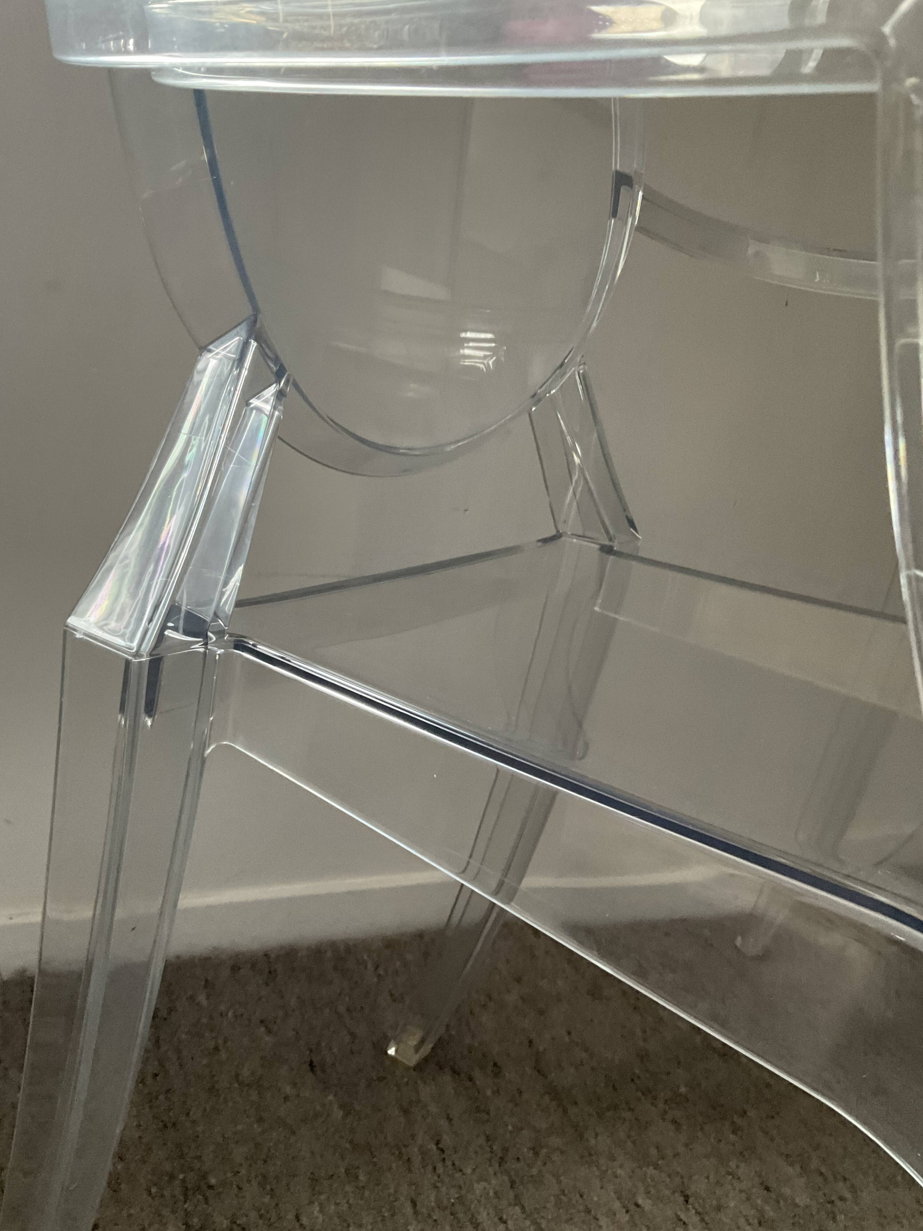 Ensemble Philippe Starck Kartell table à manger Top Top et 2 fauteuils Louis Ghost