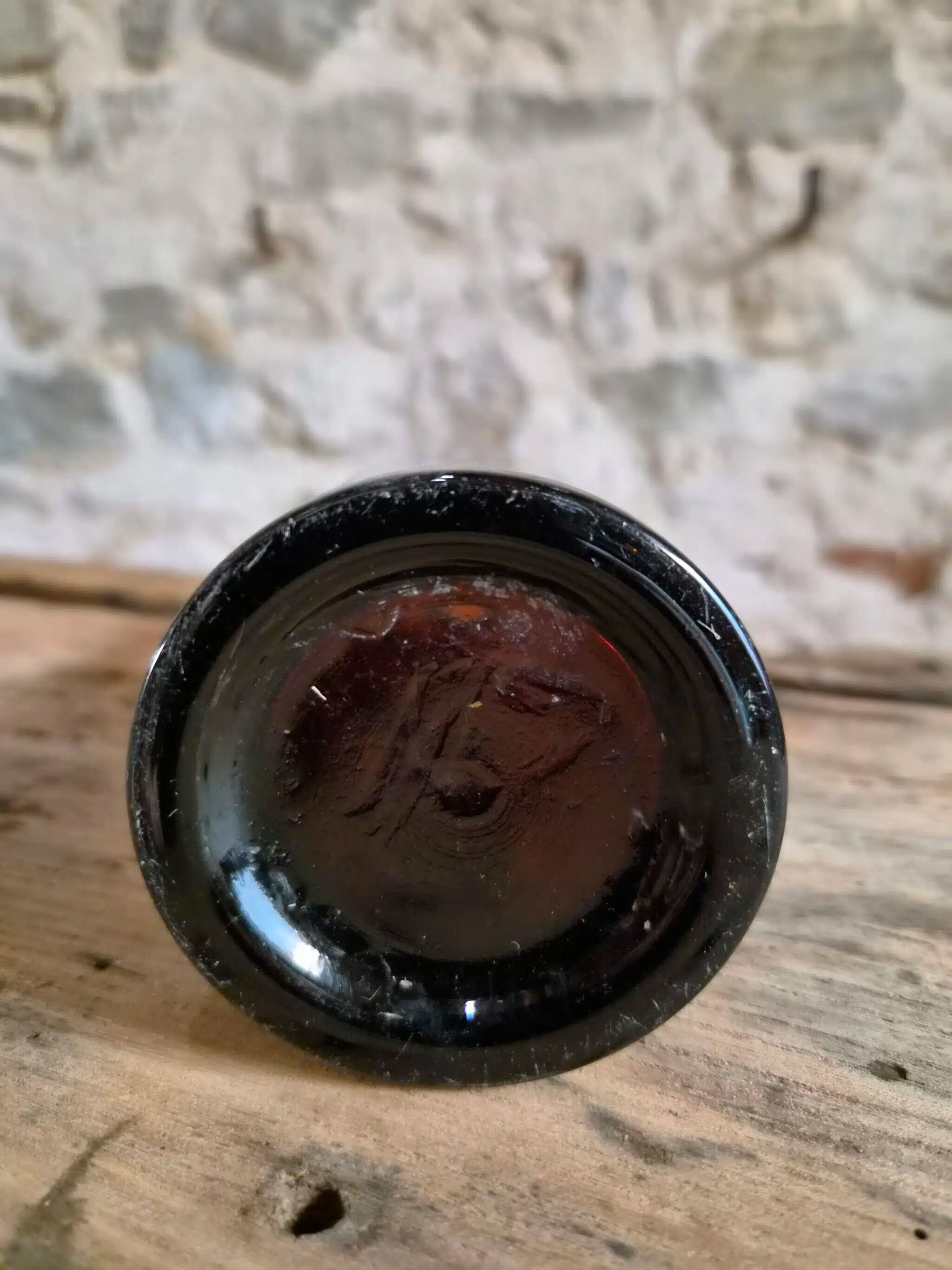 Set of 10 bottles of old Bordeaux French wine in ruby brown glass, 19th century.