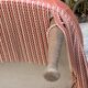 Fauteuil crapaud capitonné rose vintage