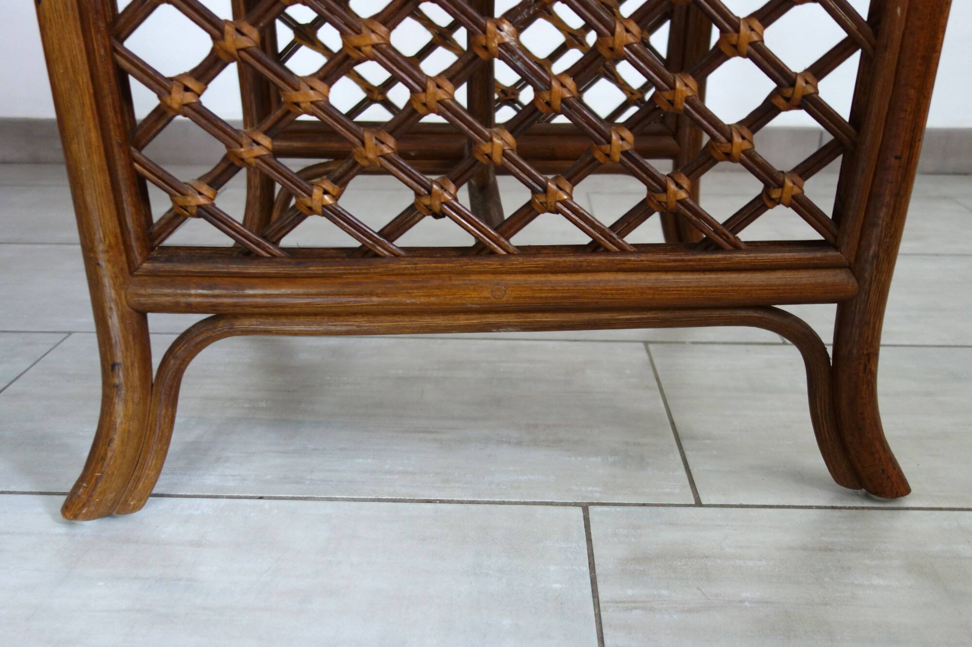 Rattan set with table and two armchairs.