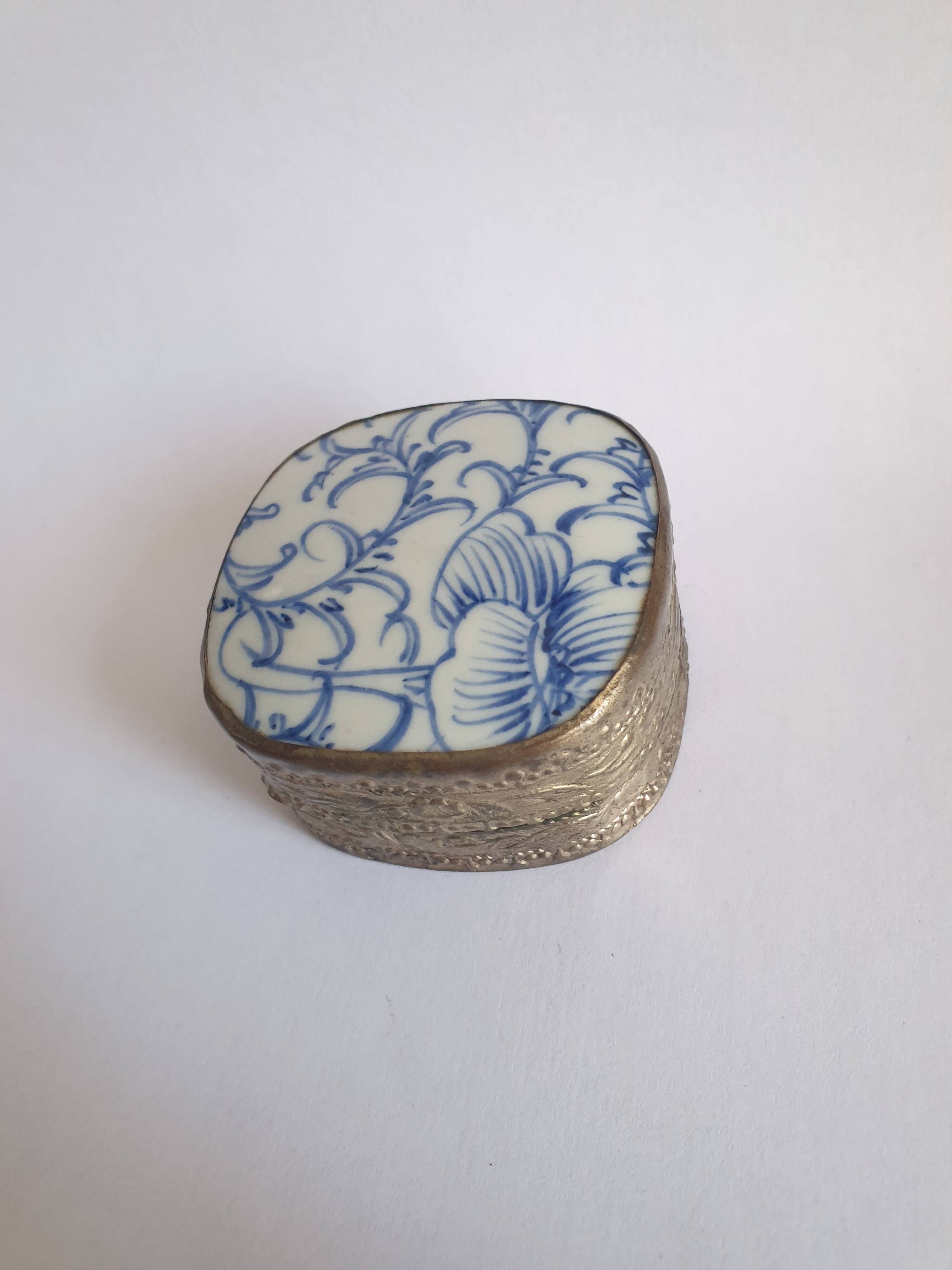 Old metal box and faience twentieth Asia China