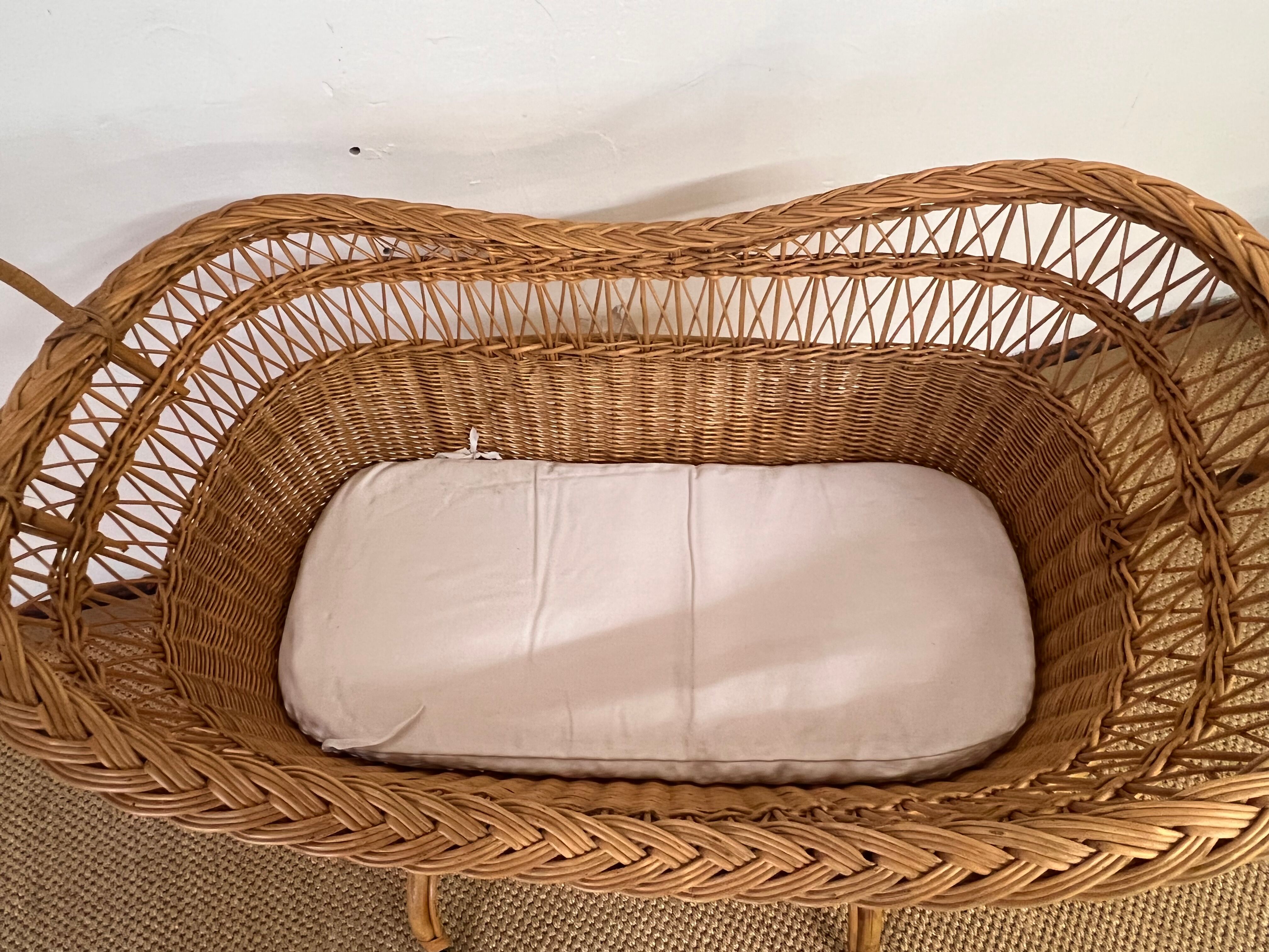 Rattan cradle on wheels