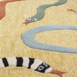 Gros serpents dans le tapis de sable