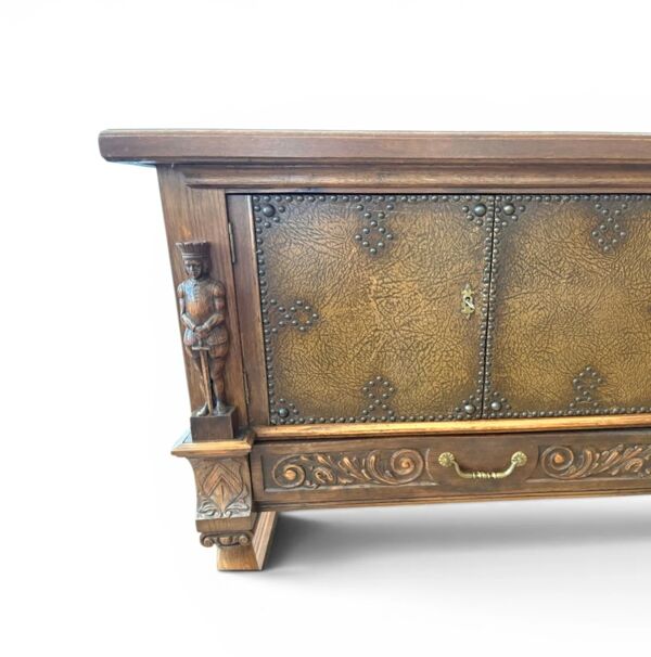 Meuble de rangement espagnol de Mechelen / panneaux recouverts de cuir avec clous décorés / années 1960