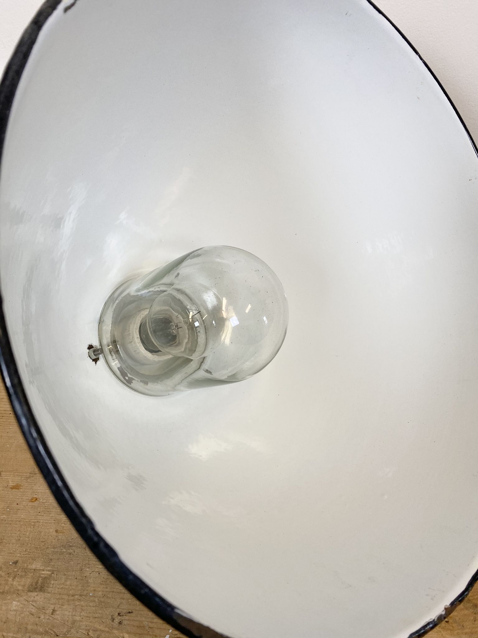 Suspension industrielle en émail noir avec dessus en porcelaine, années 50