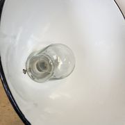 Suspension industrielle en émail noir avec dessus en porcelaine, années 50