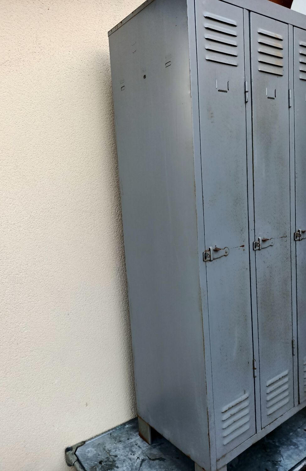 Metal cloakroom cabinet