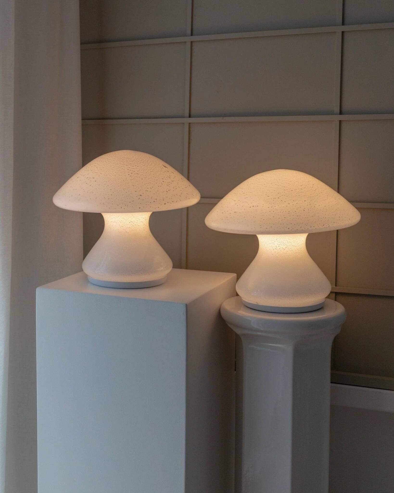 Set of 2 Murano opaline white glass mushroom table lamps with silver ring details - Space Age 1970s