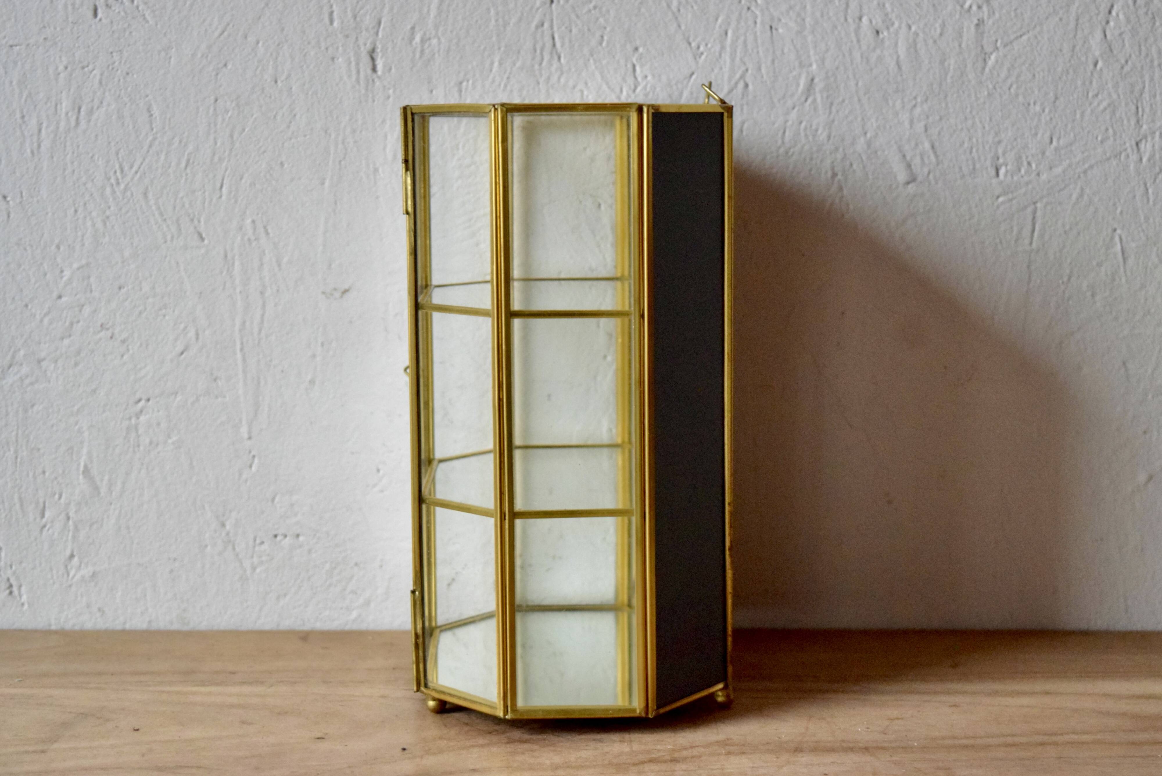 Small vintage octagonal display case in transparent glass, mirror glass and brass - jewelry display