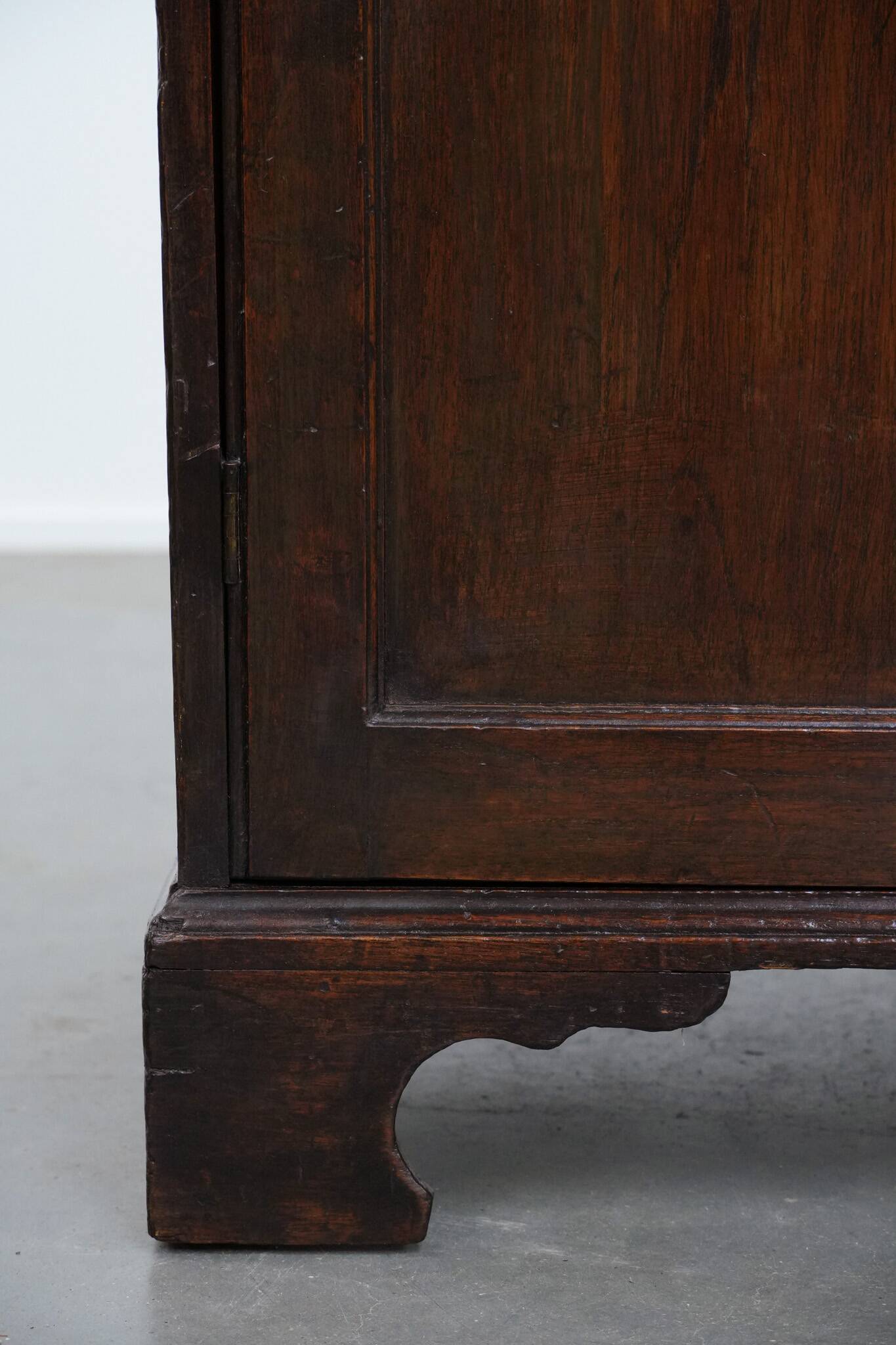 Charmant et intemporel meuble-commode ancien en chêne anglais du début du XIXe siècle, avec deux portes et une serrure fonctionnelle.